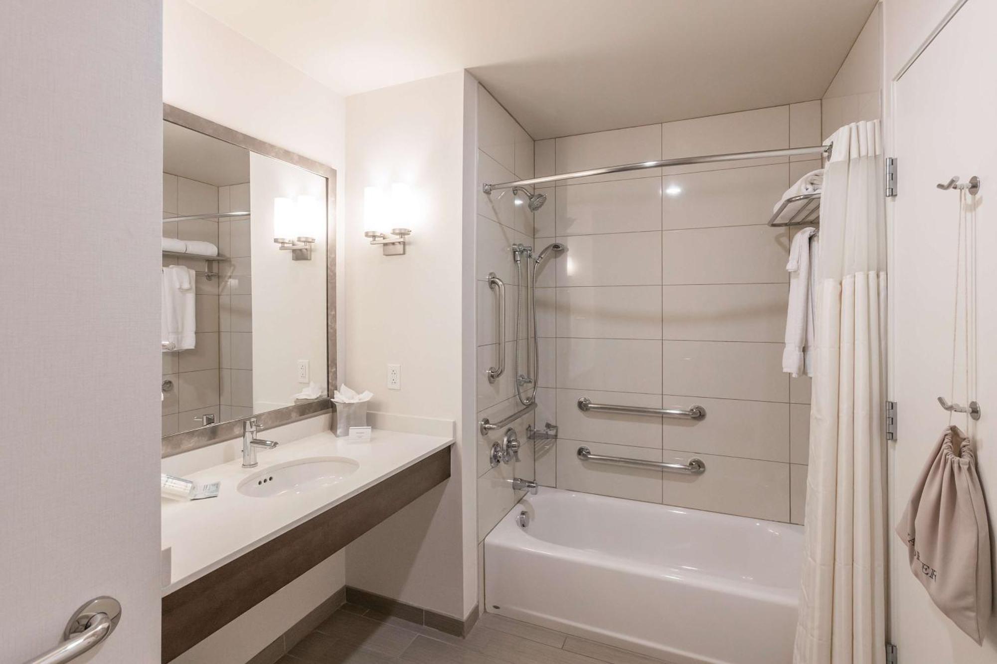 Habitación con cama extragrande - Adaptada para personas con discapacidad auditiva