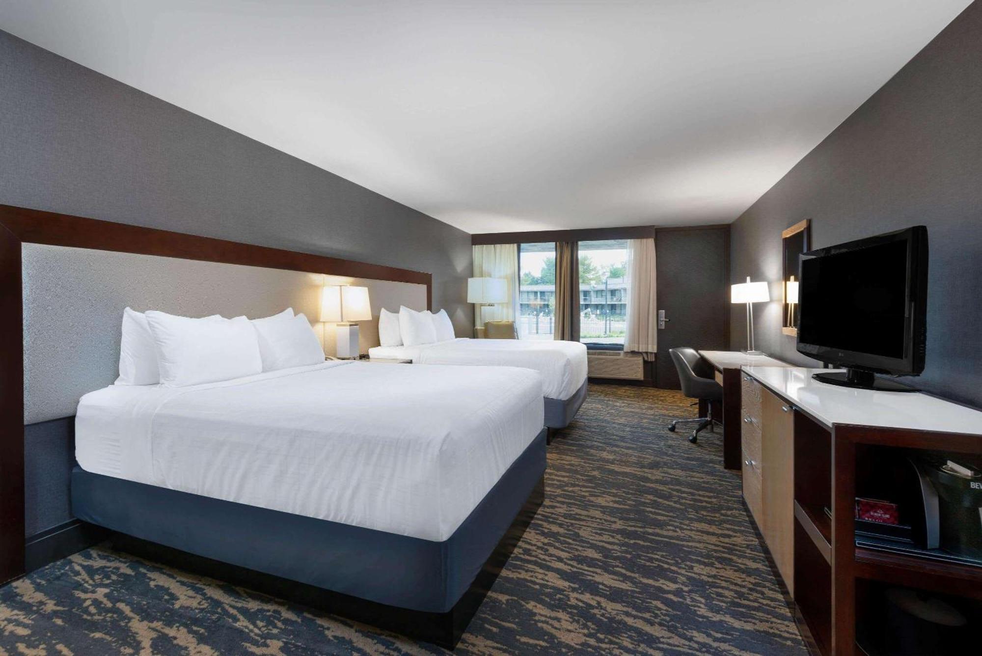 Deluxe Queen Room with Two Queen Beds and Pool View - Non-Smoking