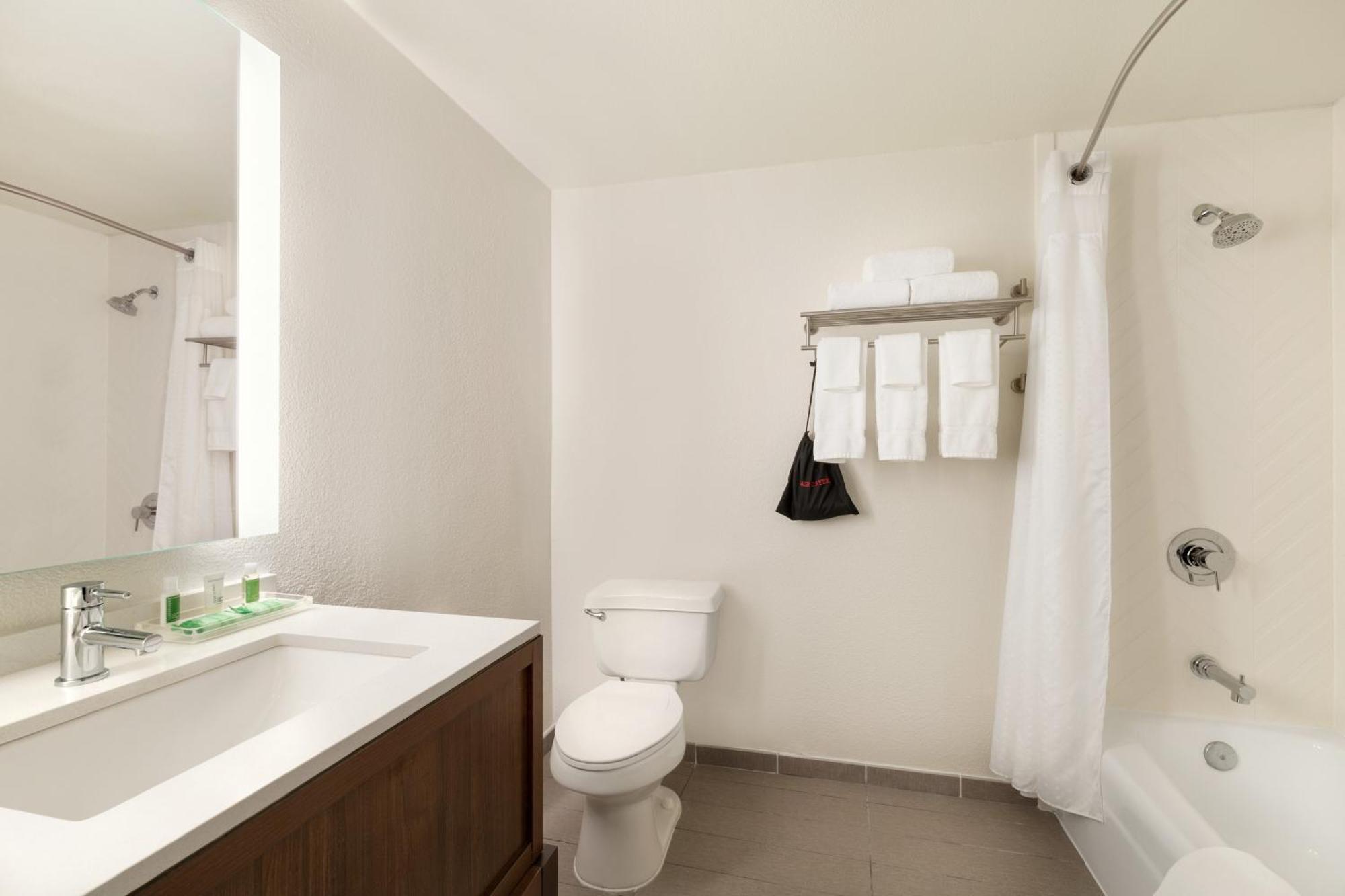 Chambre Lit King-Size - Baignoire Accessible aux Personnes à Mobilité Réduite - Non-Fumeurs