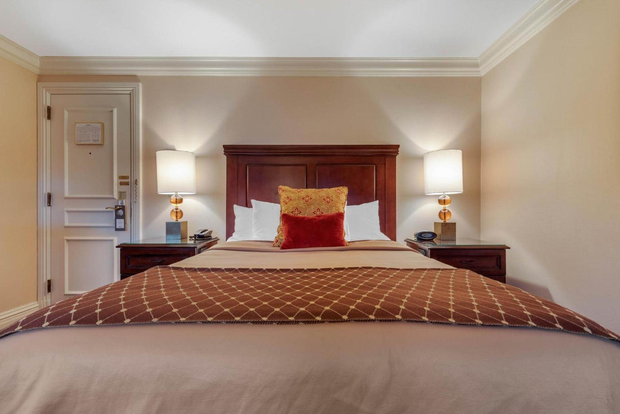 Deluxe Room One Queen Bed