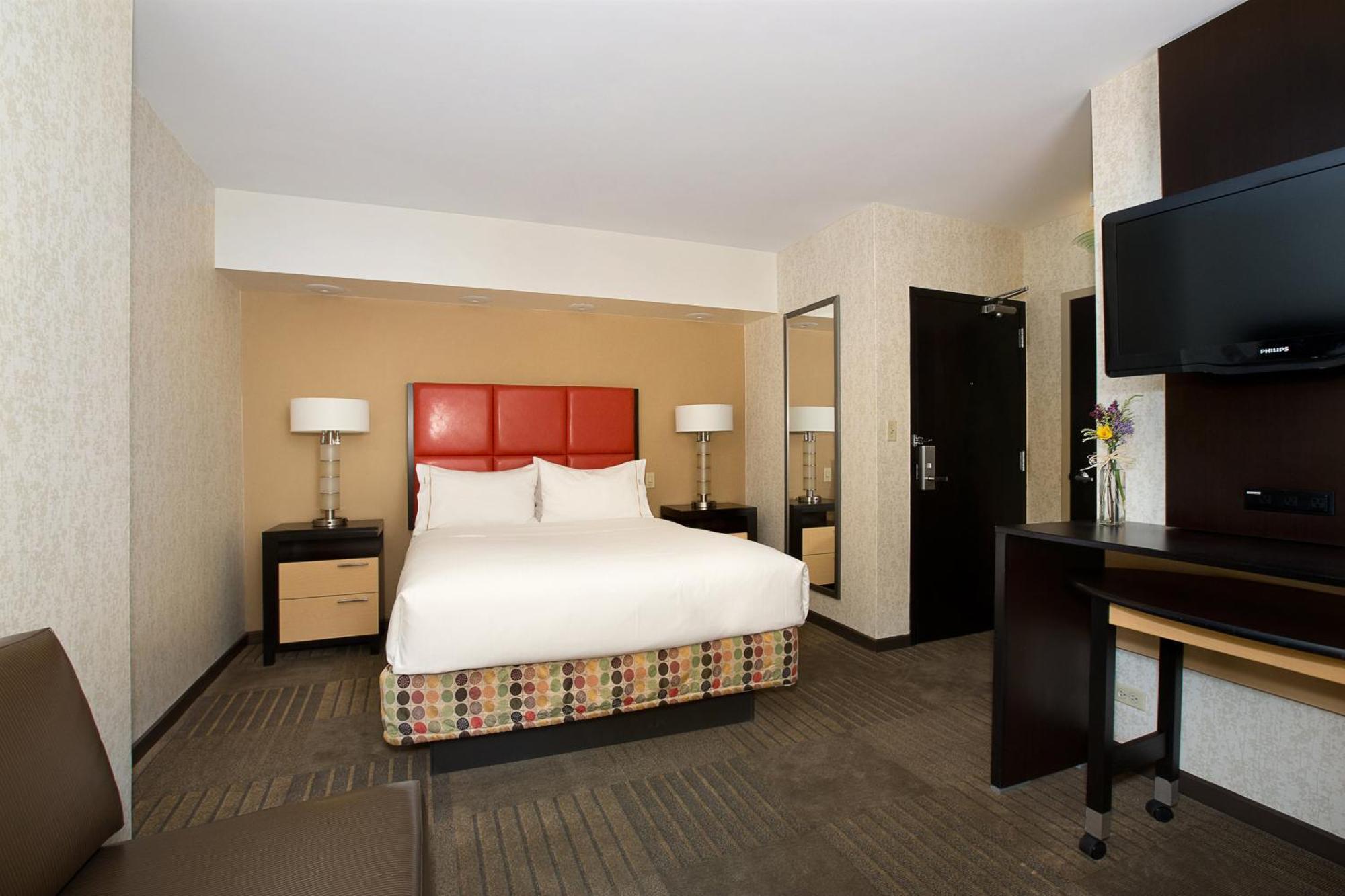 Habitación con cama grande, sofá cama y vistas