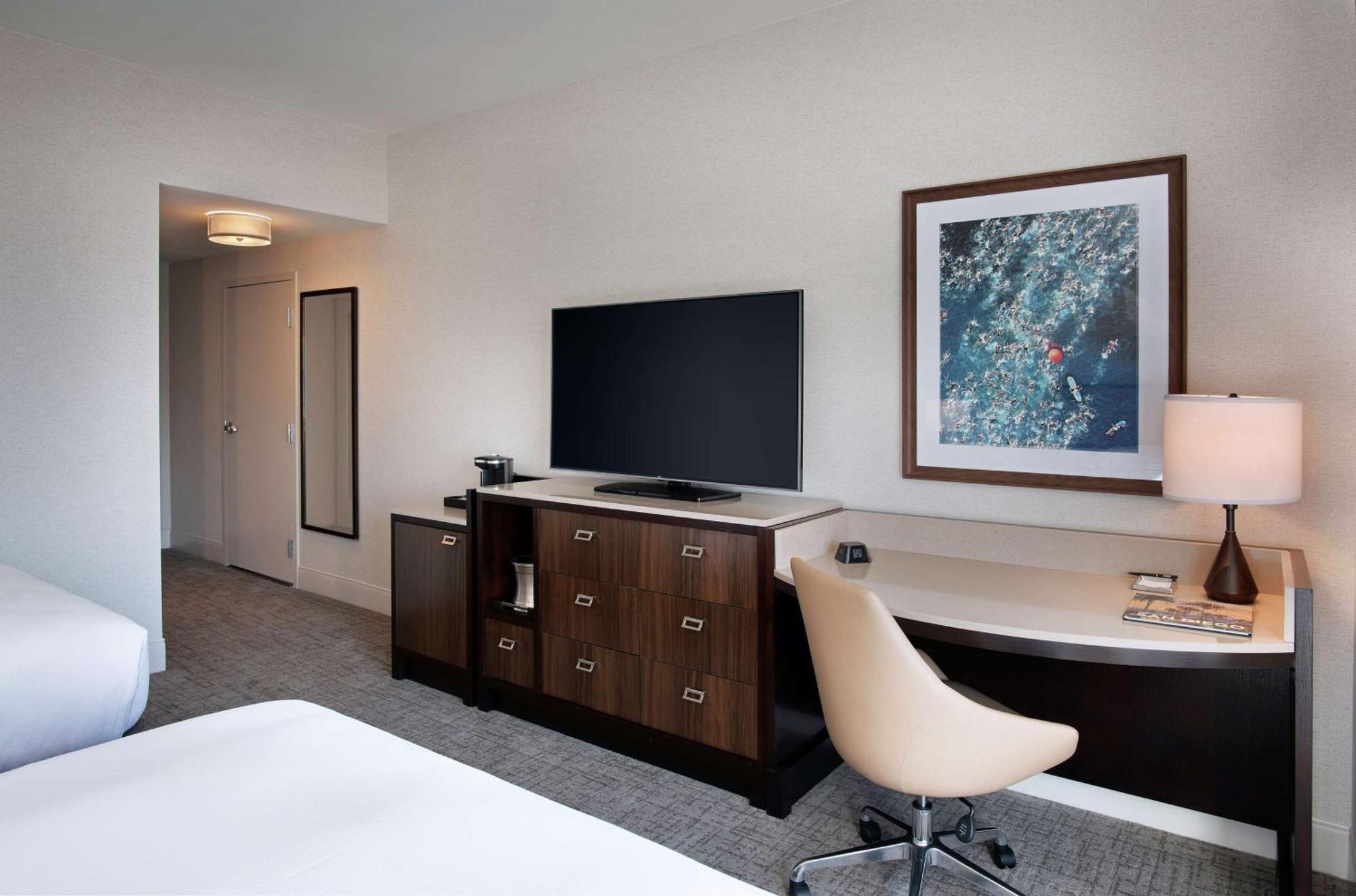 Queen Room Two Queen Beds Bath Tub Mobility Accessible