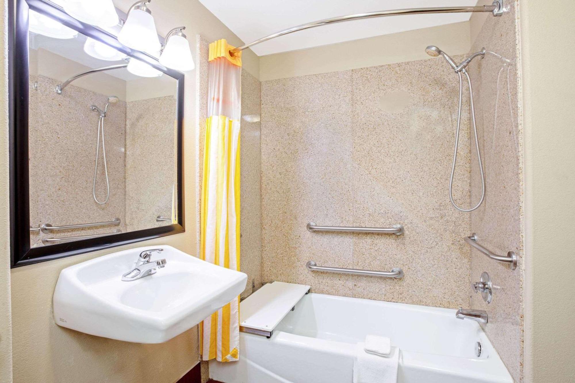 Deluxe King Suite with Bath Tub - Mobility/Hearing Access - Non-Smoking