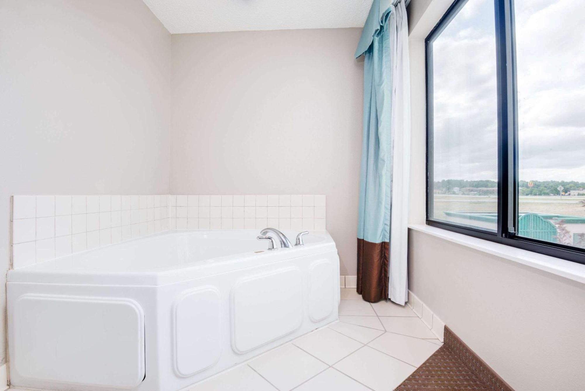 King Room Bath Tub Mobility Accessible or Non-Smoking,705565441:JPEG