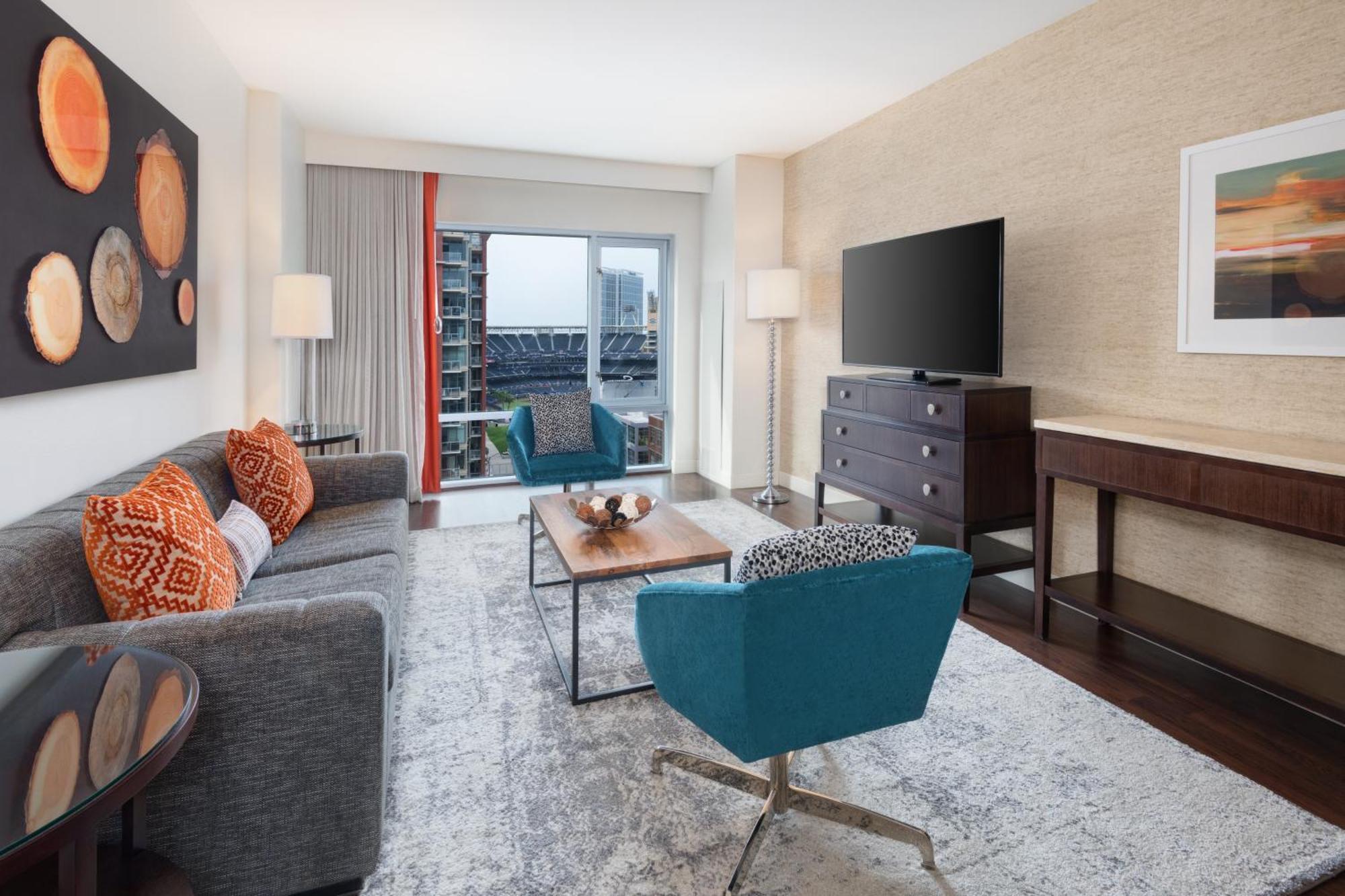 Suite mit Kingsize-Bett und rollstuhlgerechter Dusche