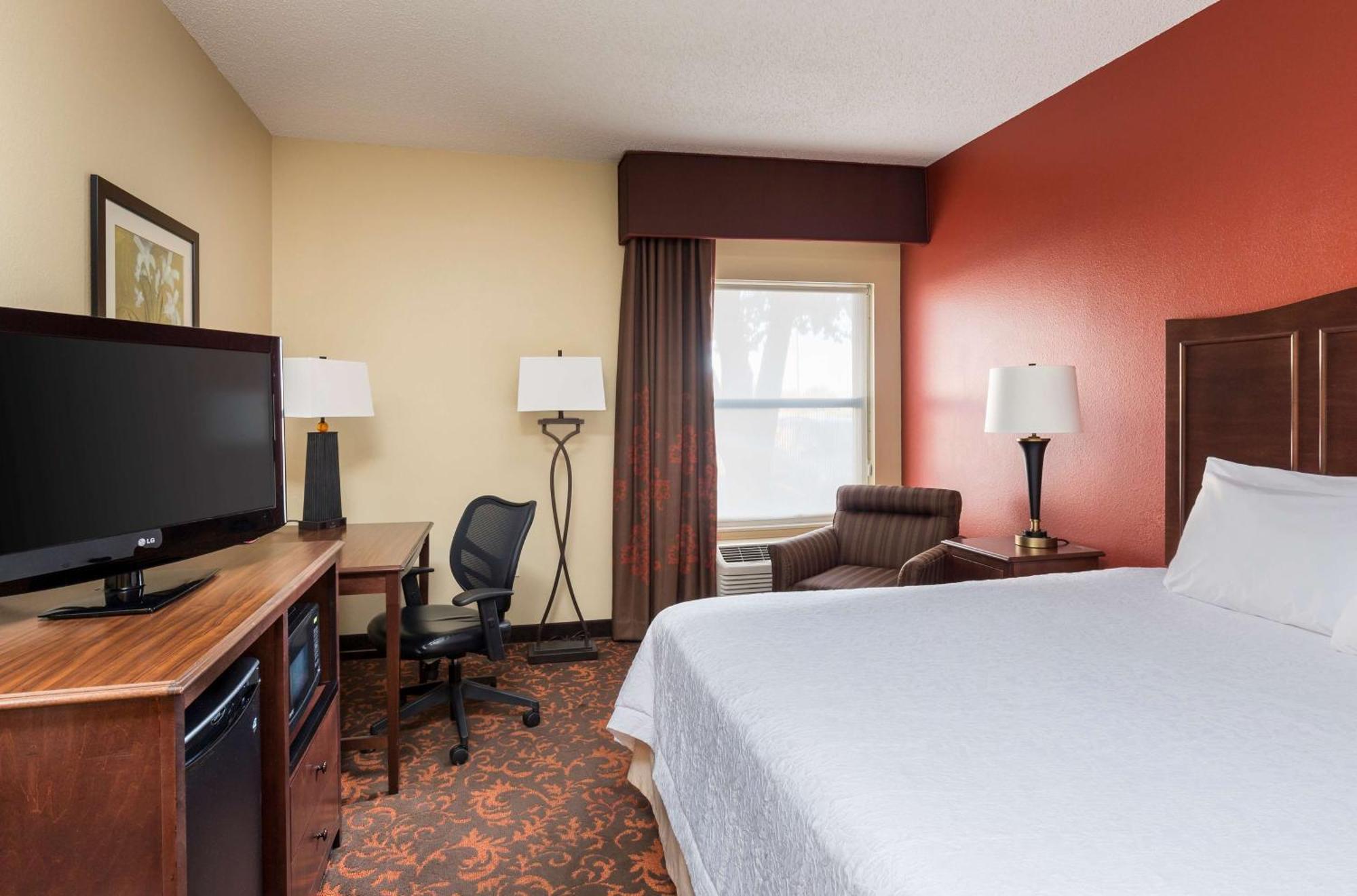 King Room with King Bed - Non-Smoking