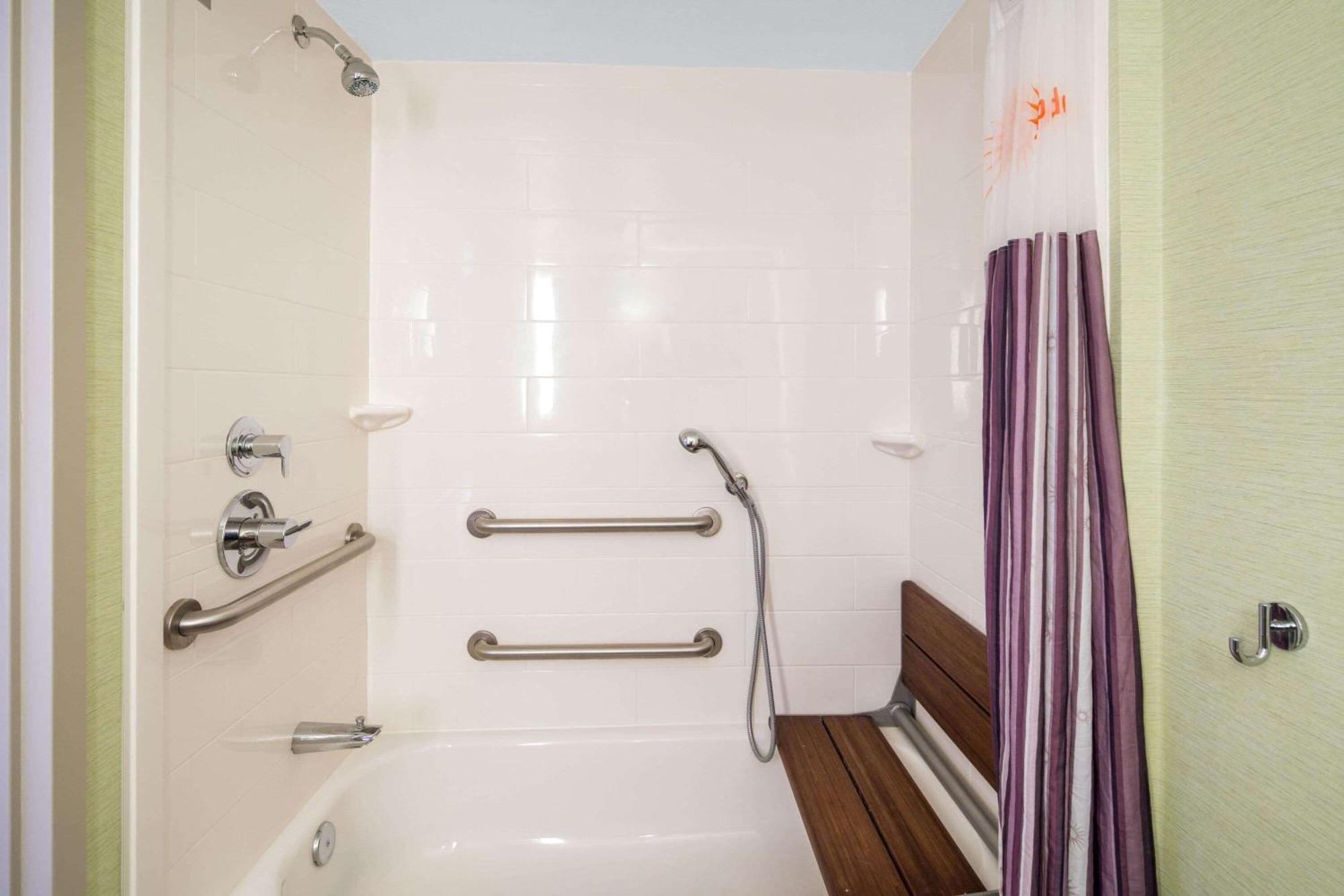 Queen Room with Two Queen Beds and Bath Tub - Mobility Access/Non-Smoking