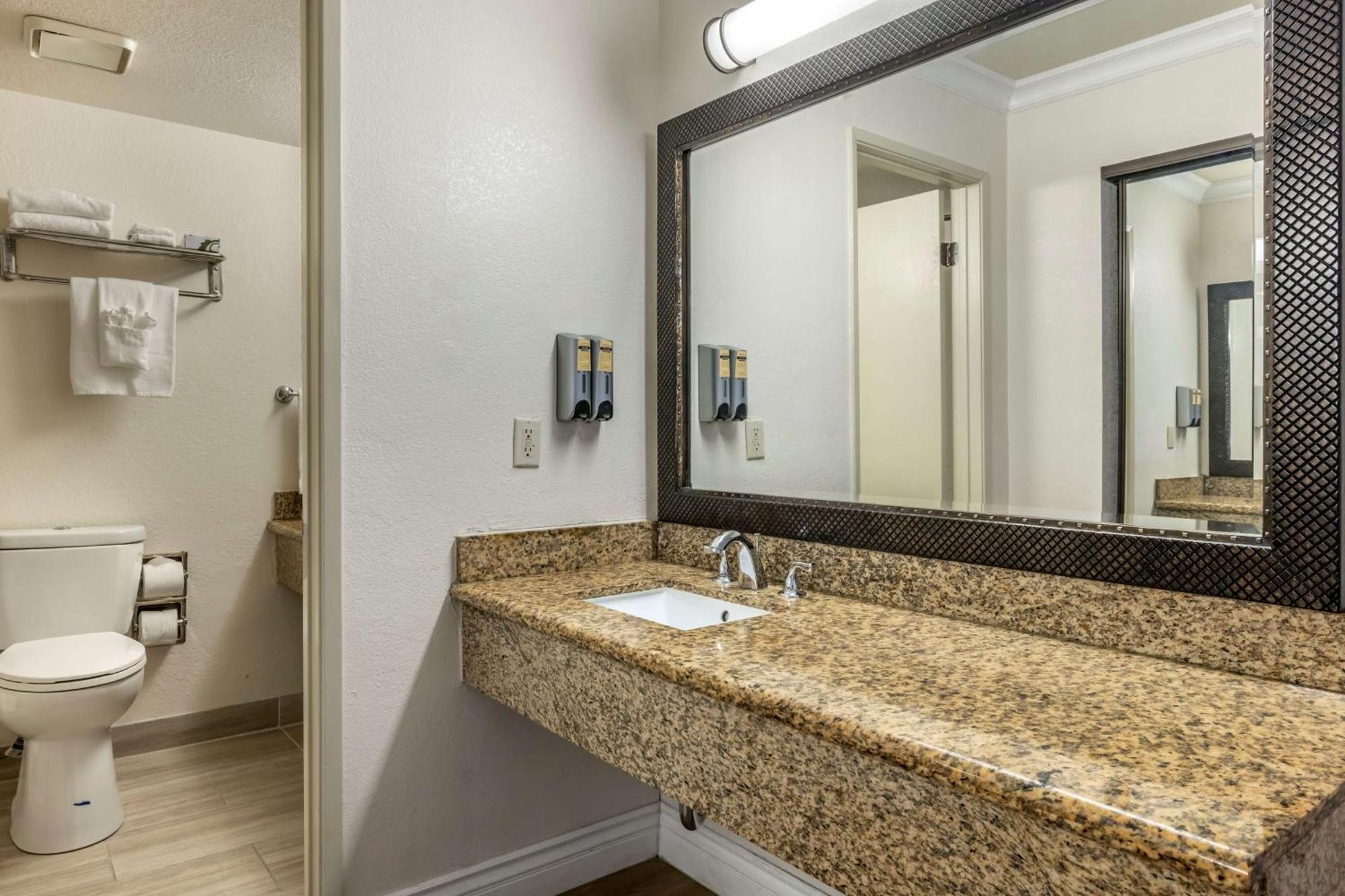King Room with Bath Tub - Disability Access/Non-Smoking