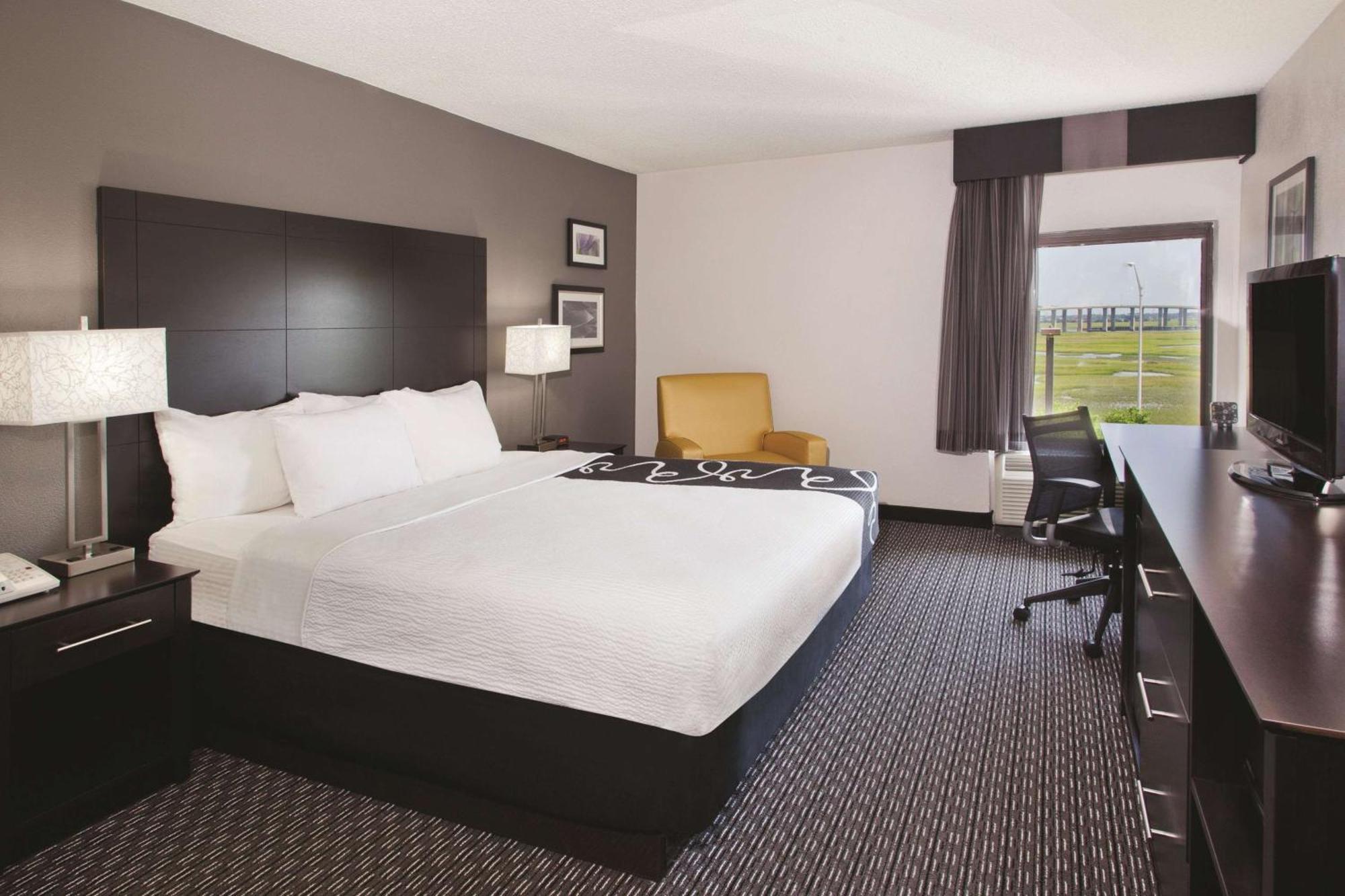 Exterior Queen Room Pet-Friendly or Non-Smoking,1275970615:JPEG
