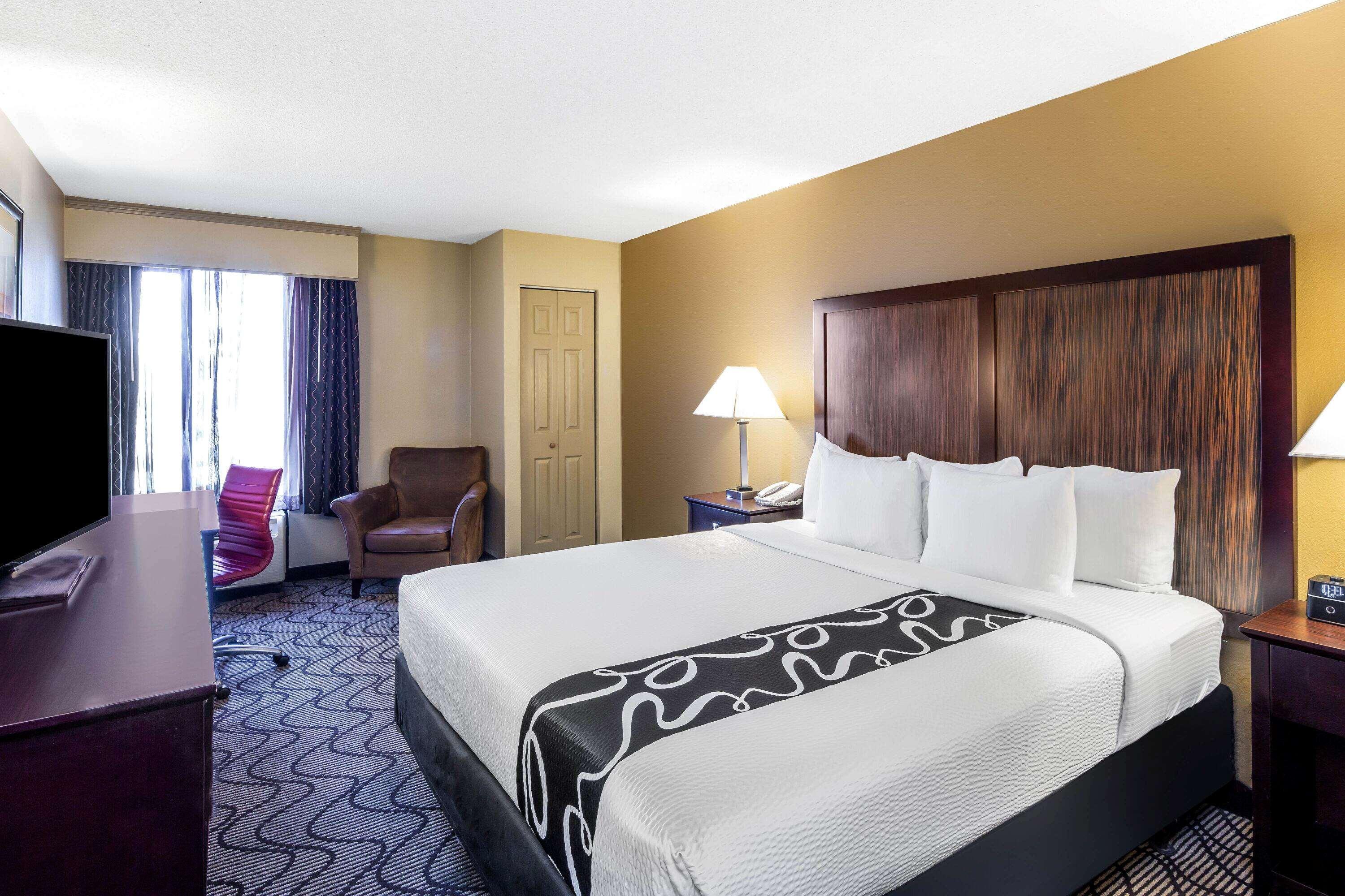 King Room with Bath Tub - Mobility Accessible