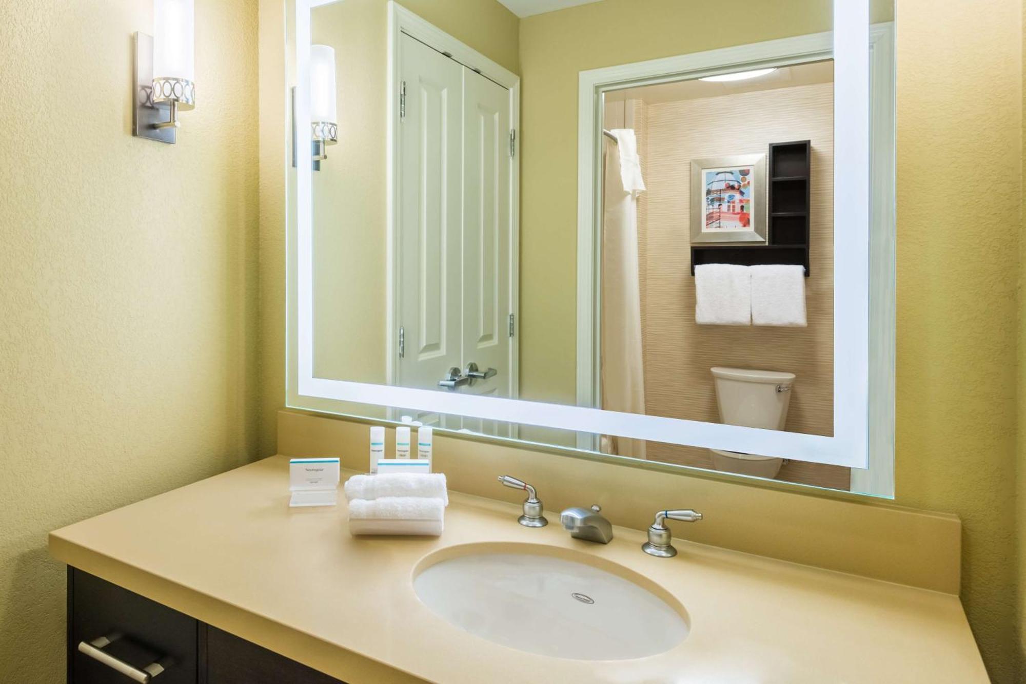 One-Bedroom King Suite - Non-Smoking
