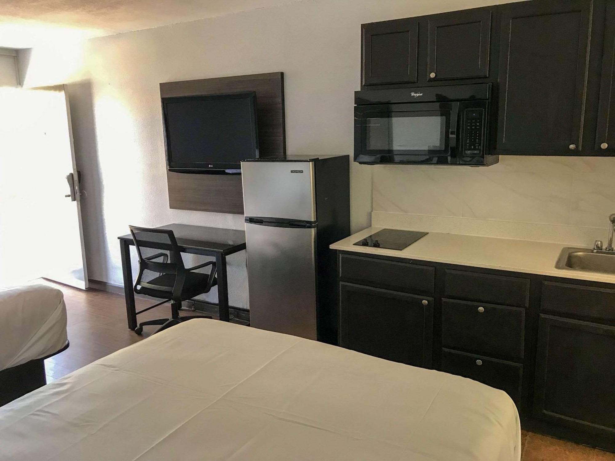 Efficiency Room with Two Double Beds - Smoking