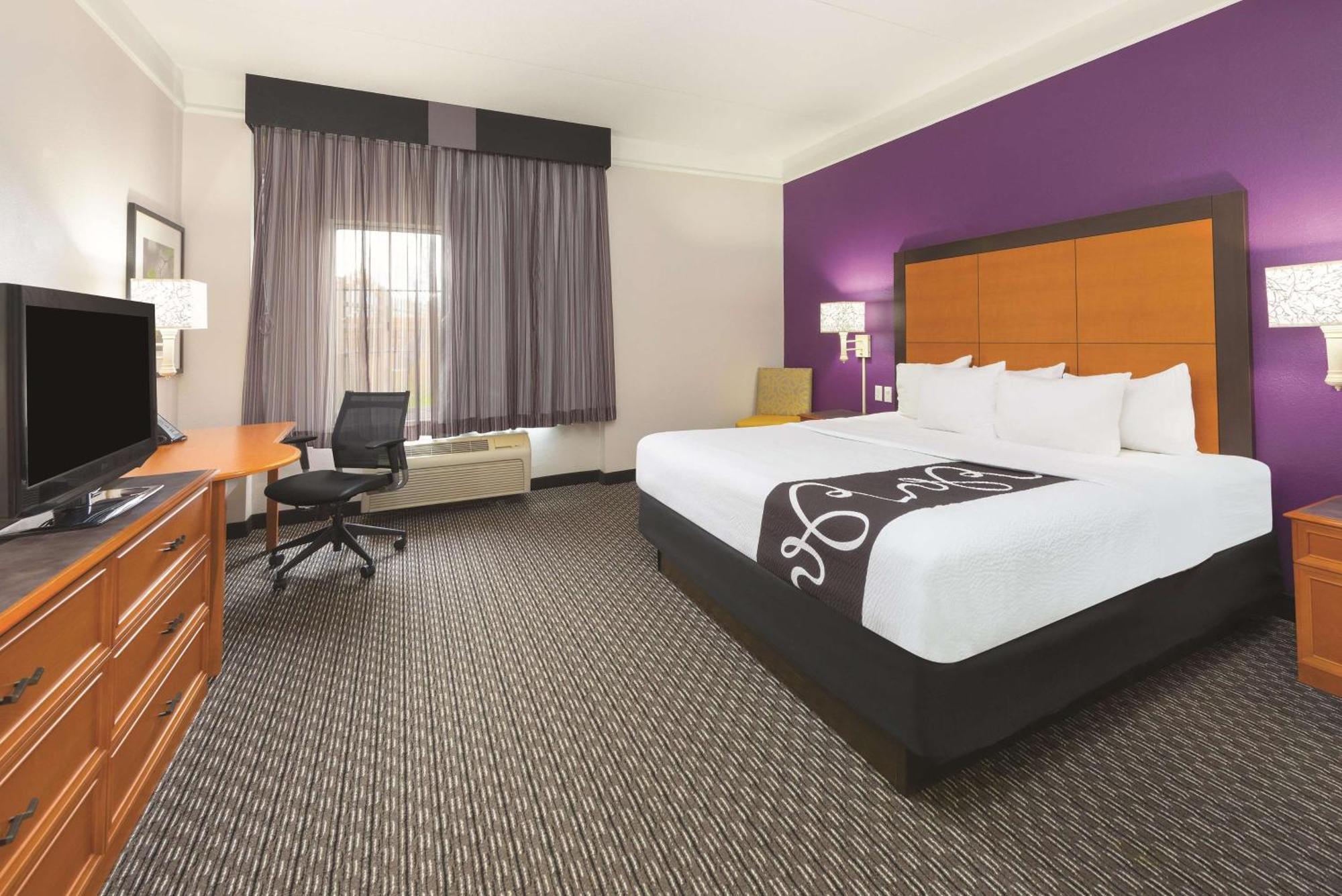 King Room with Bath Tub - Mobility/Hearing Accessible - Non-Smoking