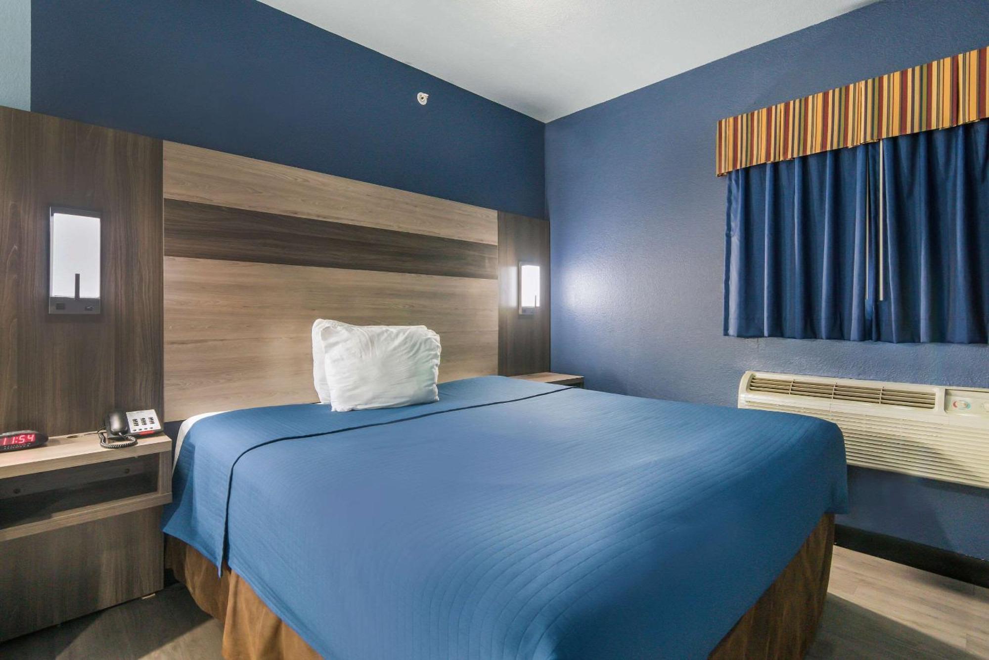 Queen Room - Accessible/Nonsmoking