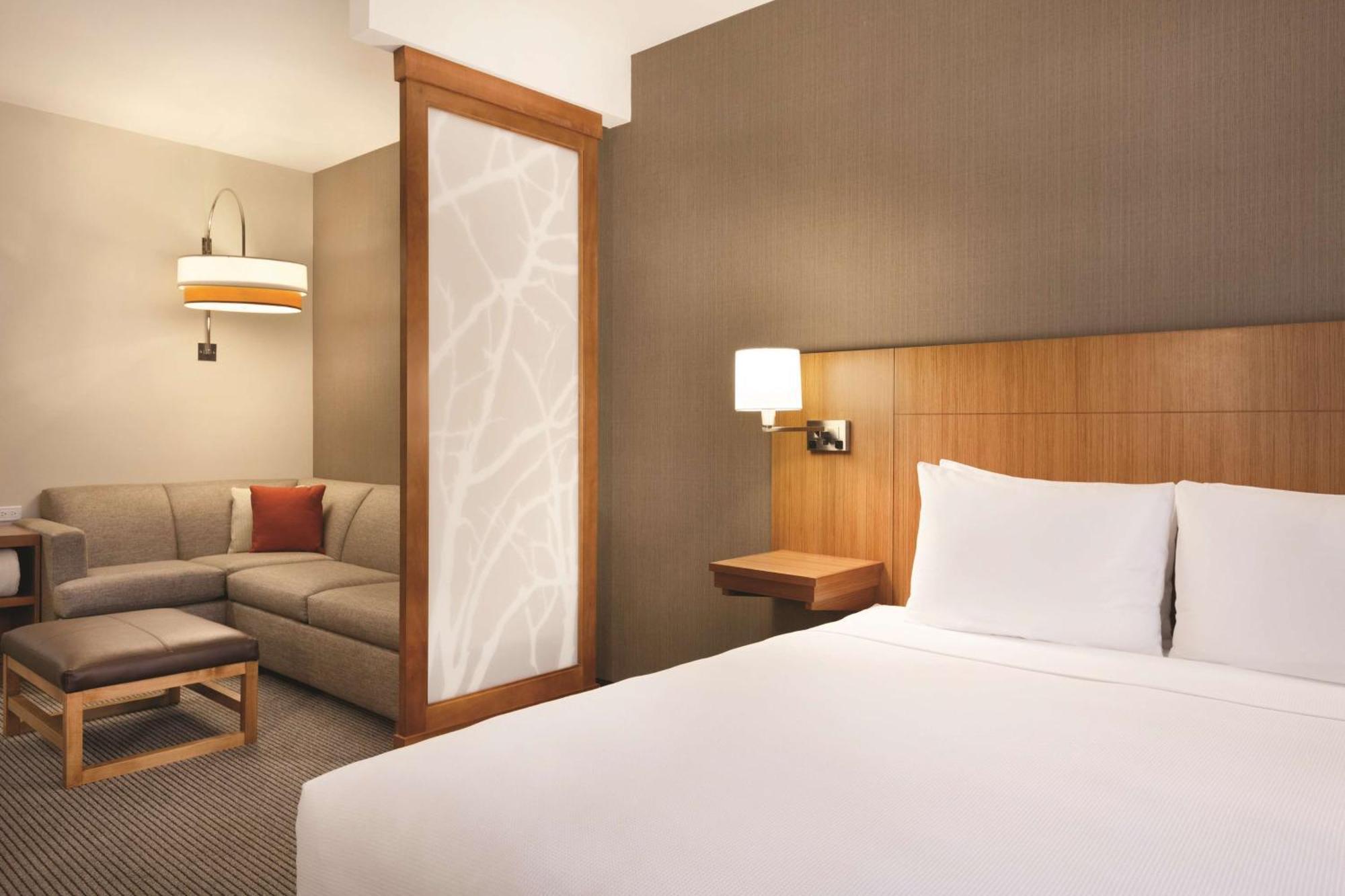 Habitación con cama extragrande y sofá cama - Planta superior