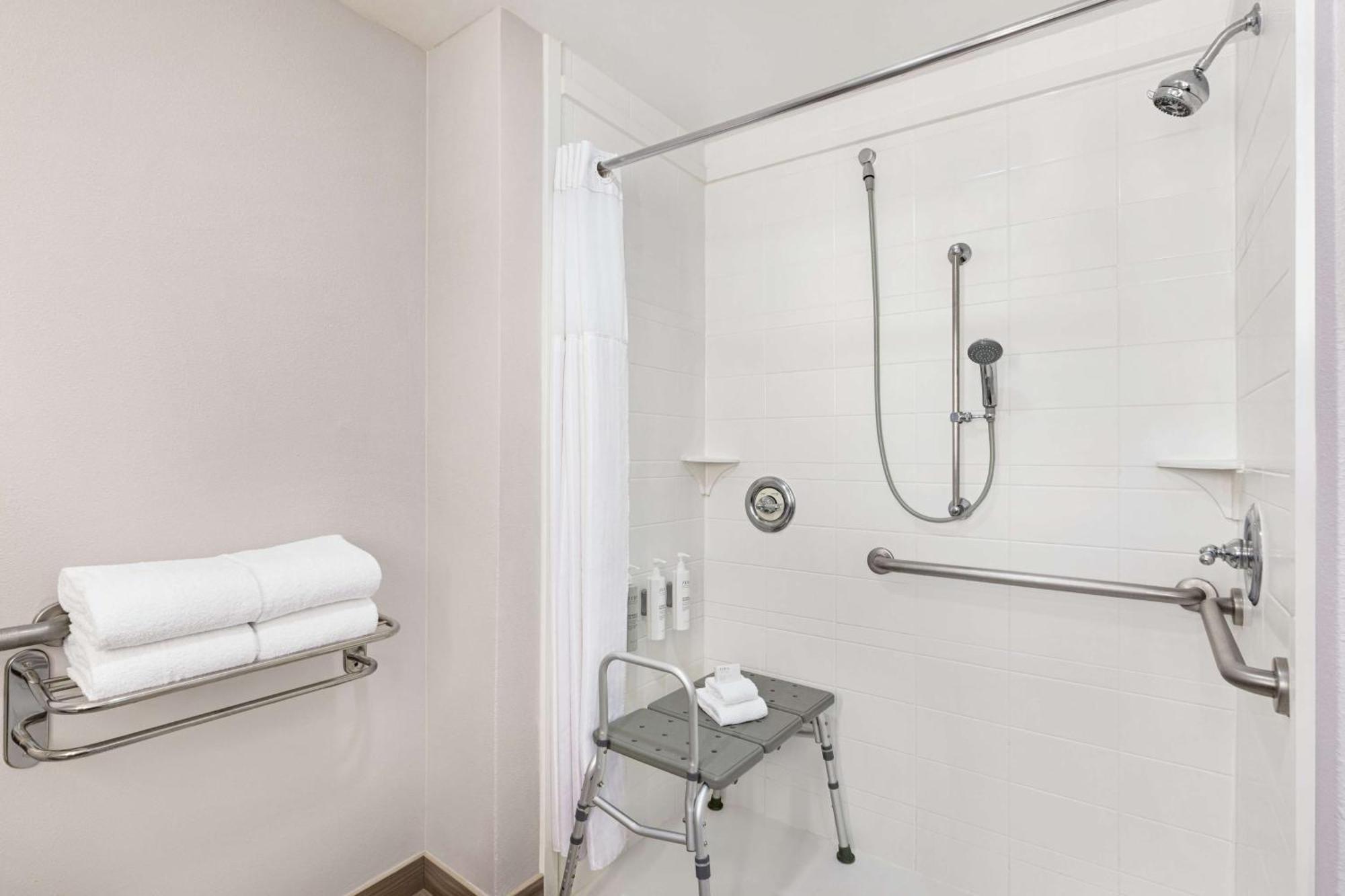 Suite Junior adaptada para personas de movilidad reducida con vistas a la piscina - 1 cama extragrande