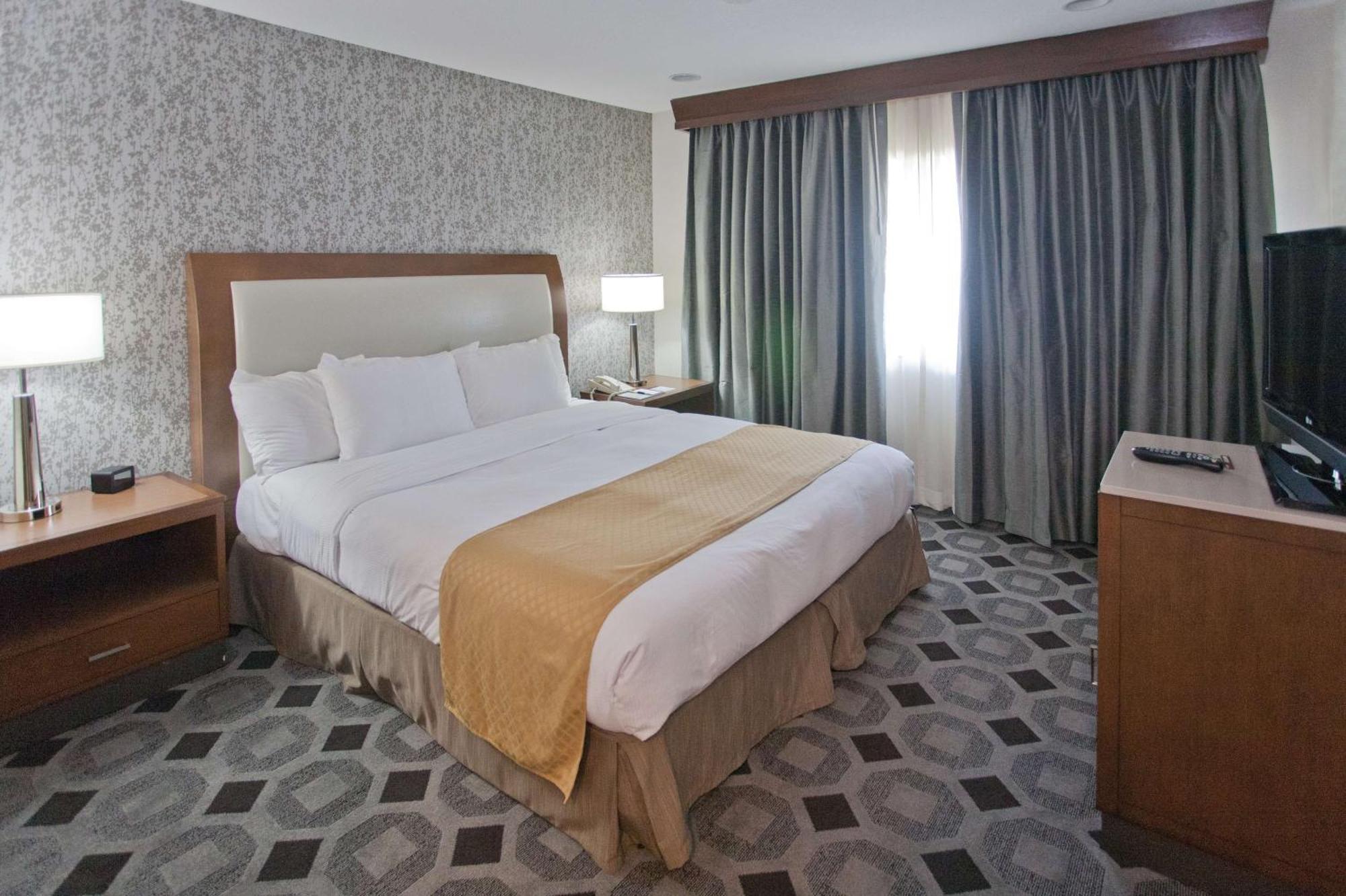 King Suite with Whirlpool - Non-Smoking