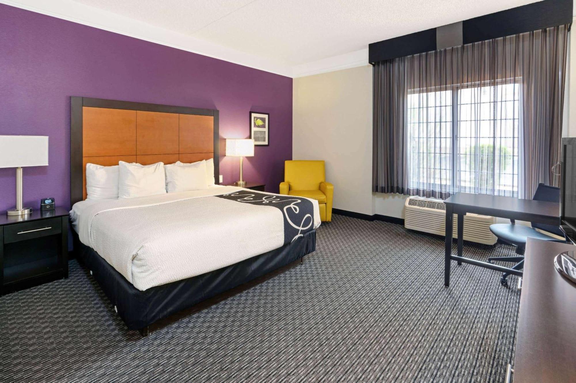 Deluxe King Room,1276288540:JPEG