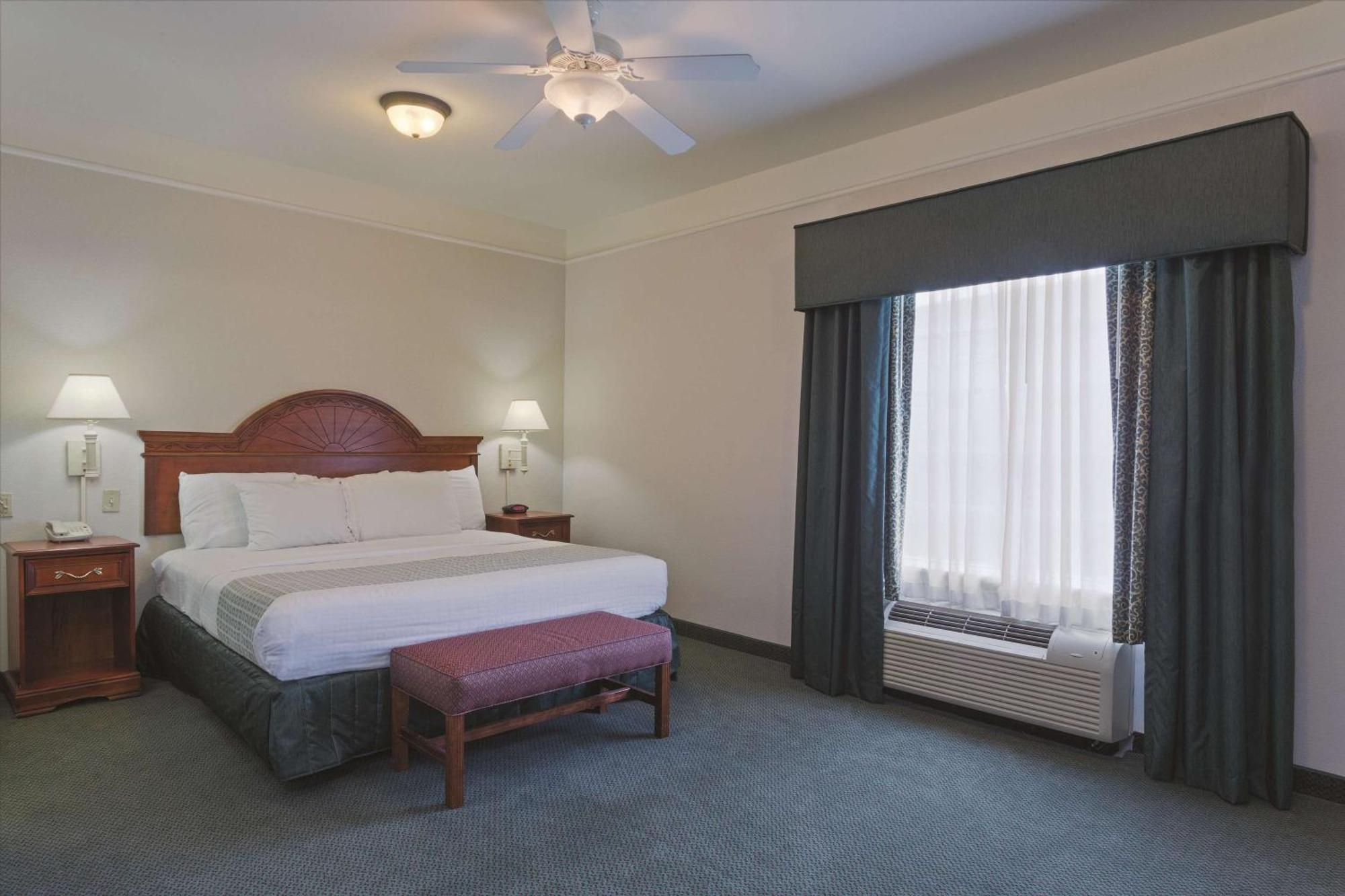 One-Bedroom King Suite - Non-Smoking