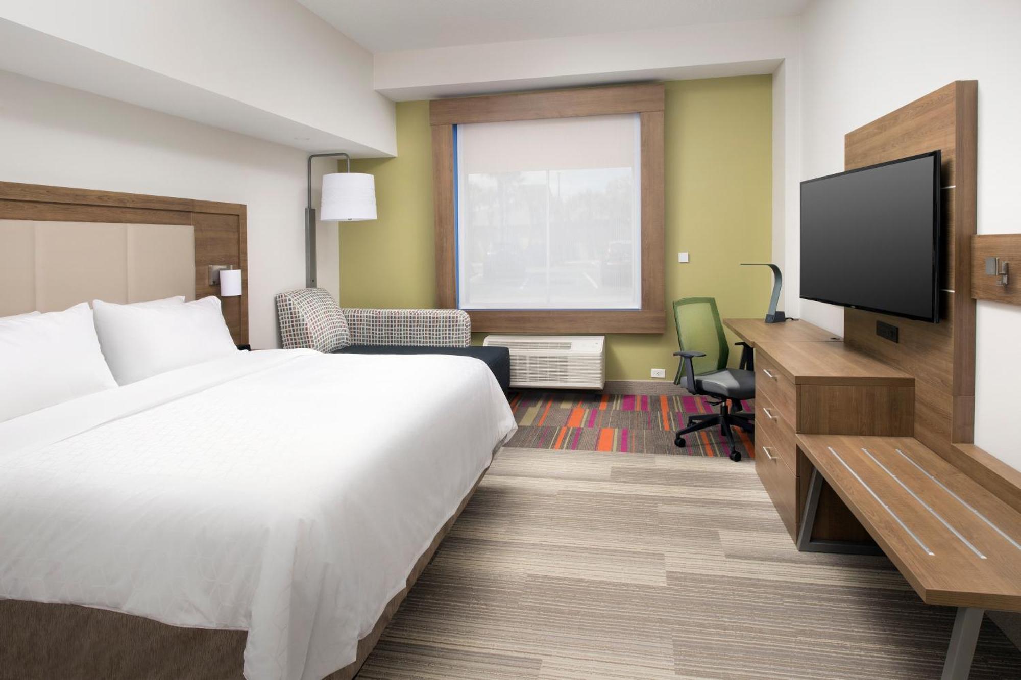 King Room - Hearing Accessible - Roll-in Shower