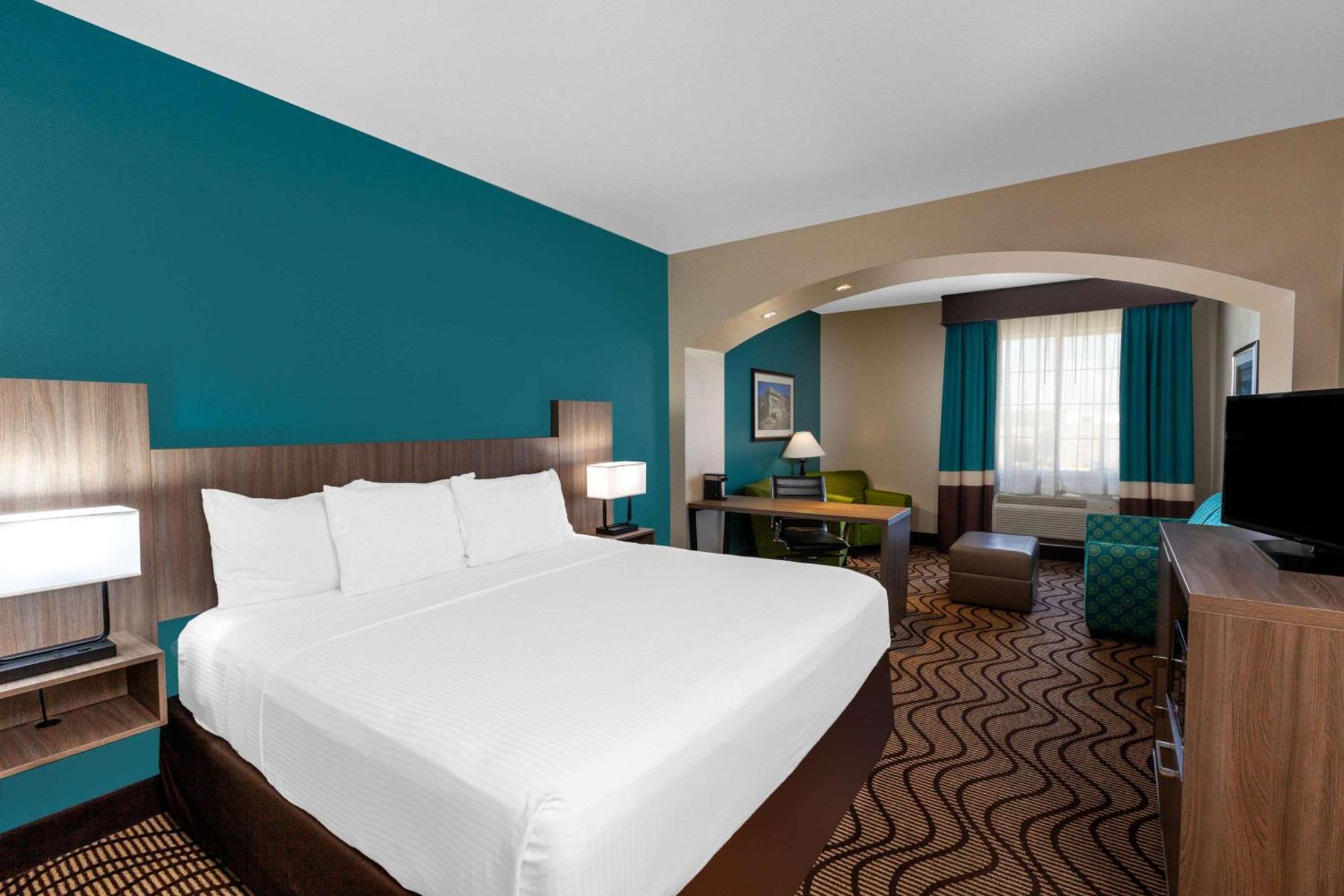 King Room with Bath Tub - Mobility/Hearing Accessible - Non-Smoking