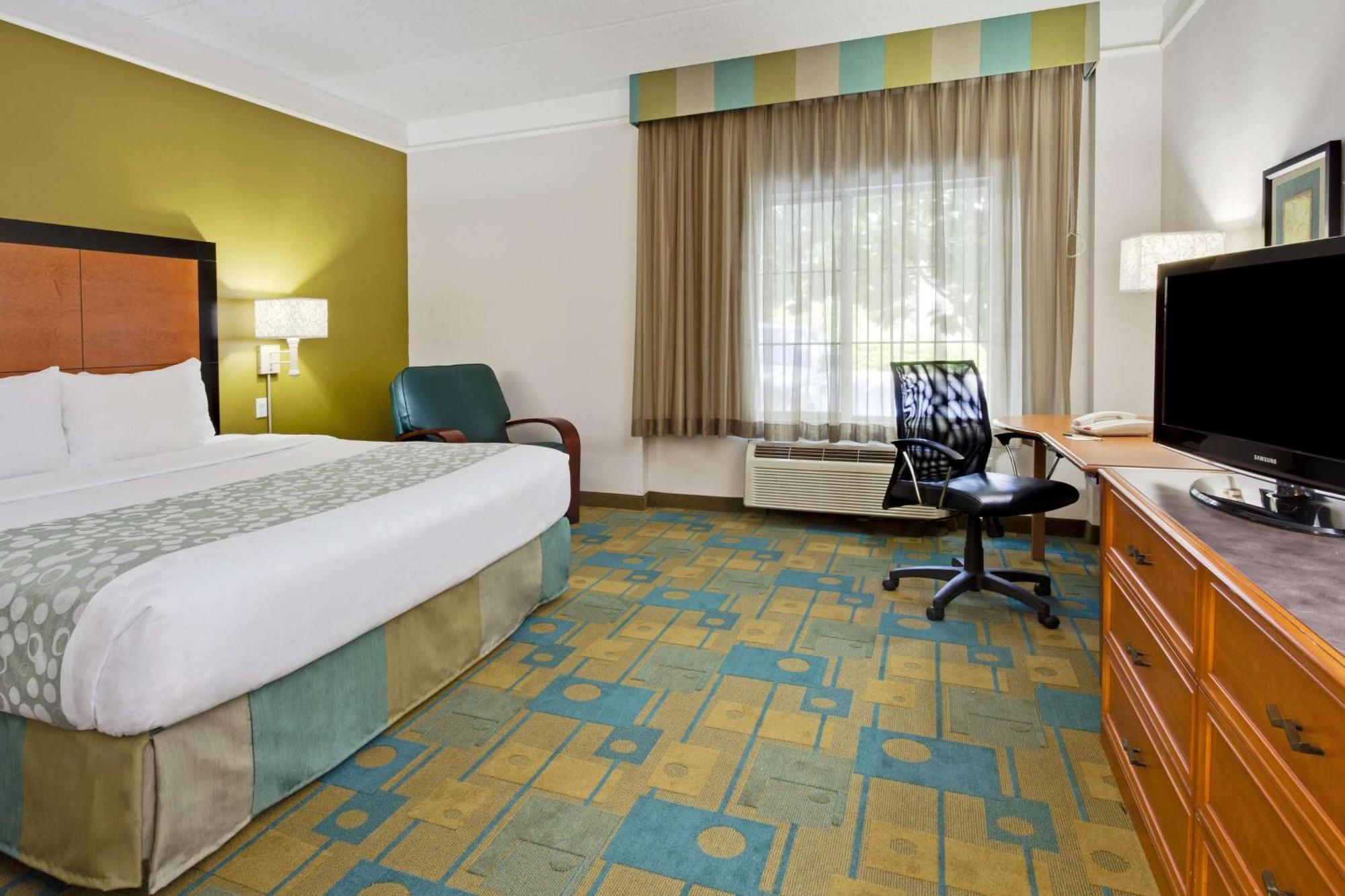 King Room with Bath Tub and Grab Bars - Mobility Accessible/Non-Smoking