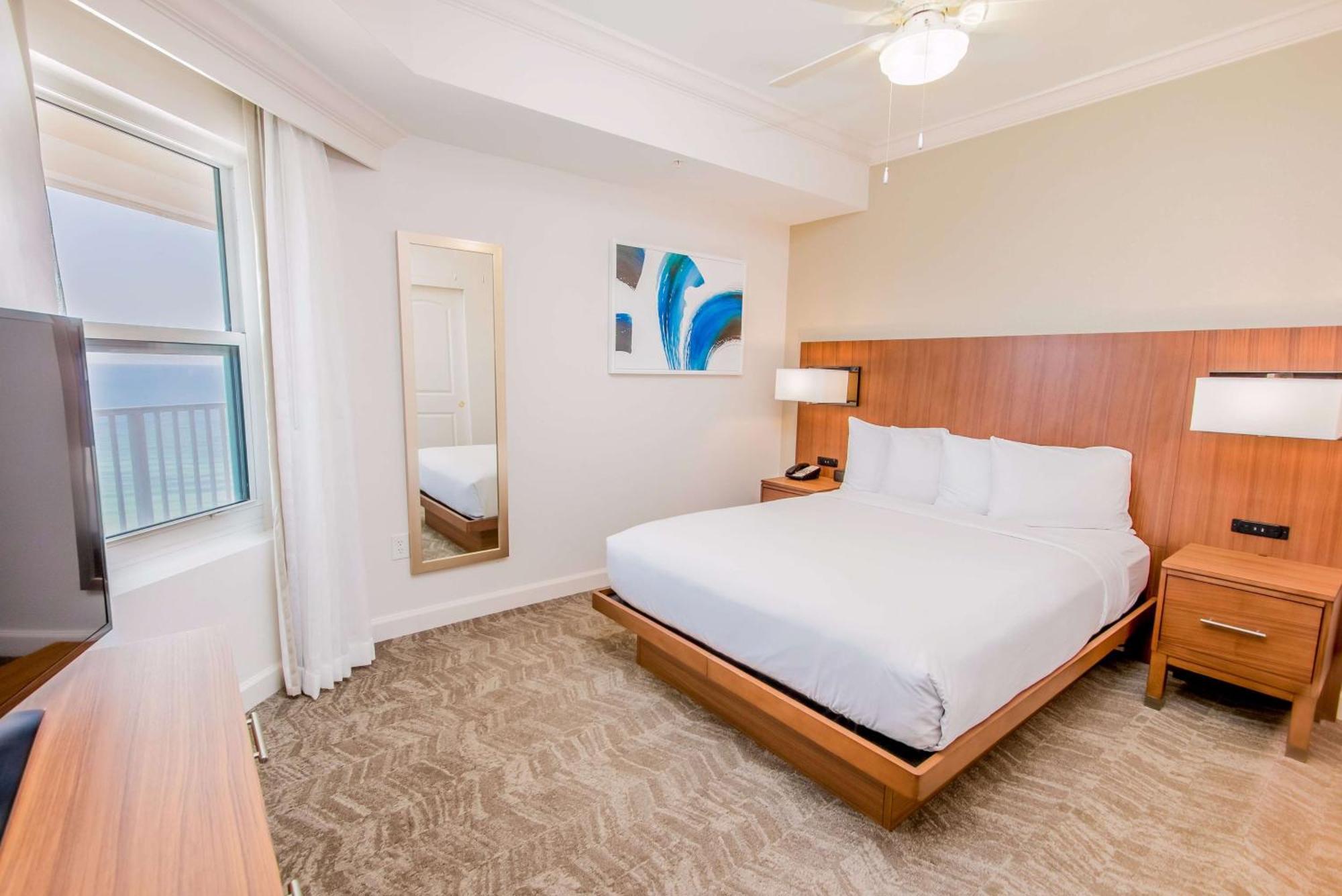 Suite mit 2 Schlafzimmern mit Queensize-Bett und Schlafsofa.