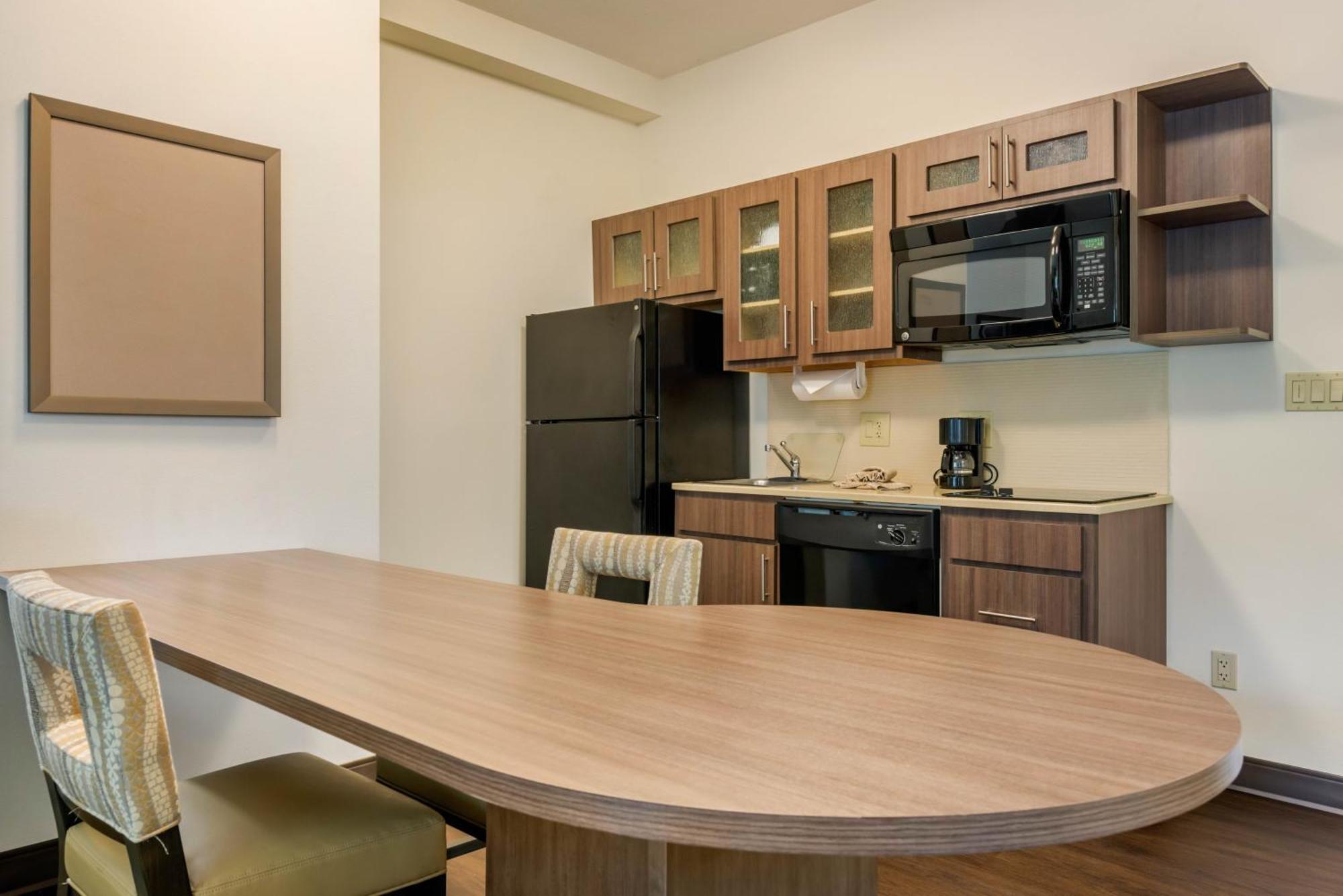 One-Bedroom Queen Suite