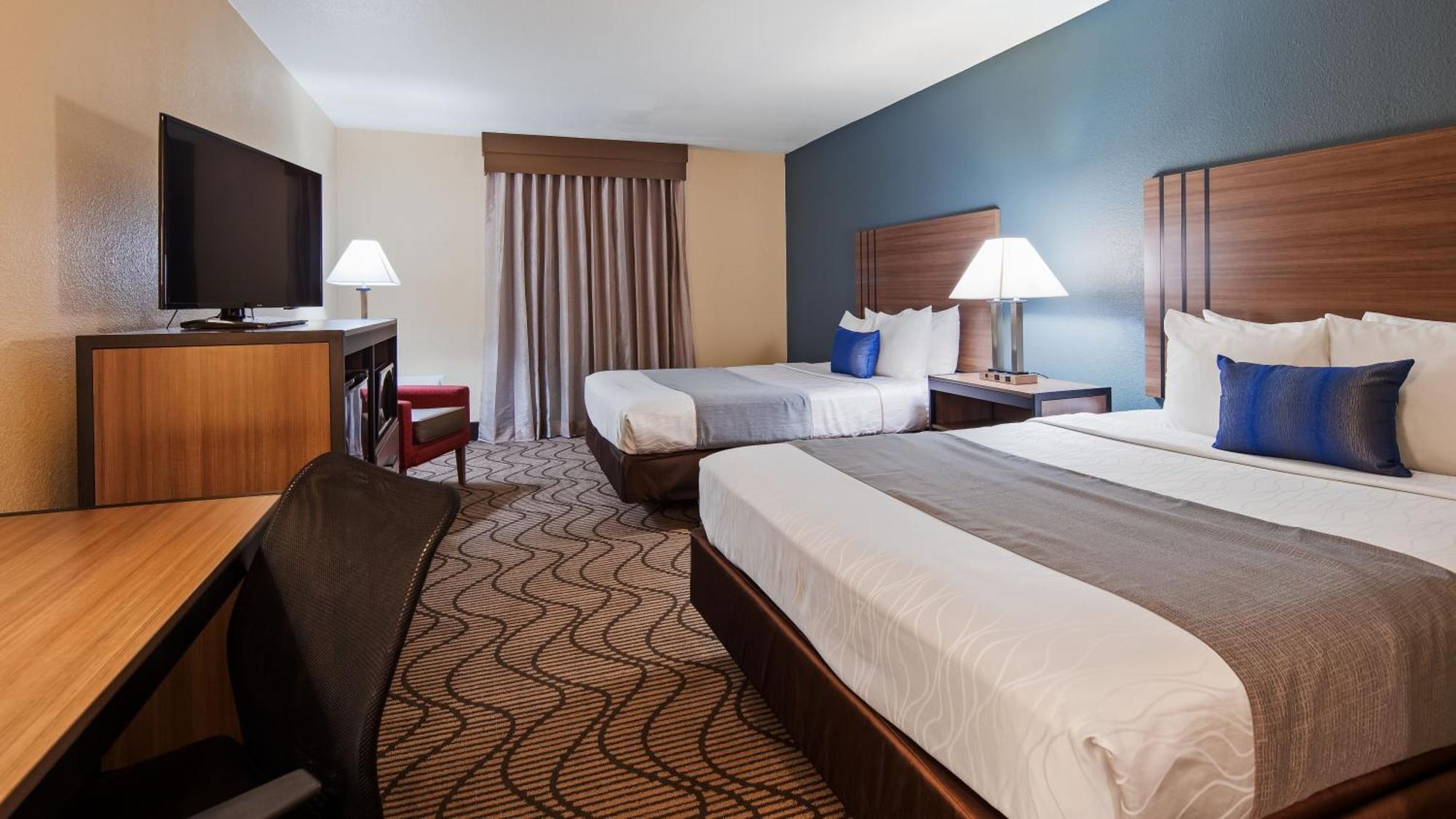 Queen Room with Two Queen Beds - Poolside/Non-Smoking