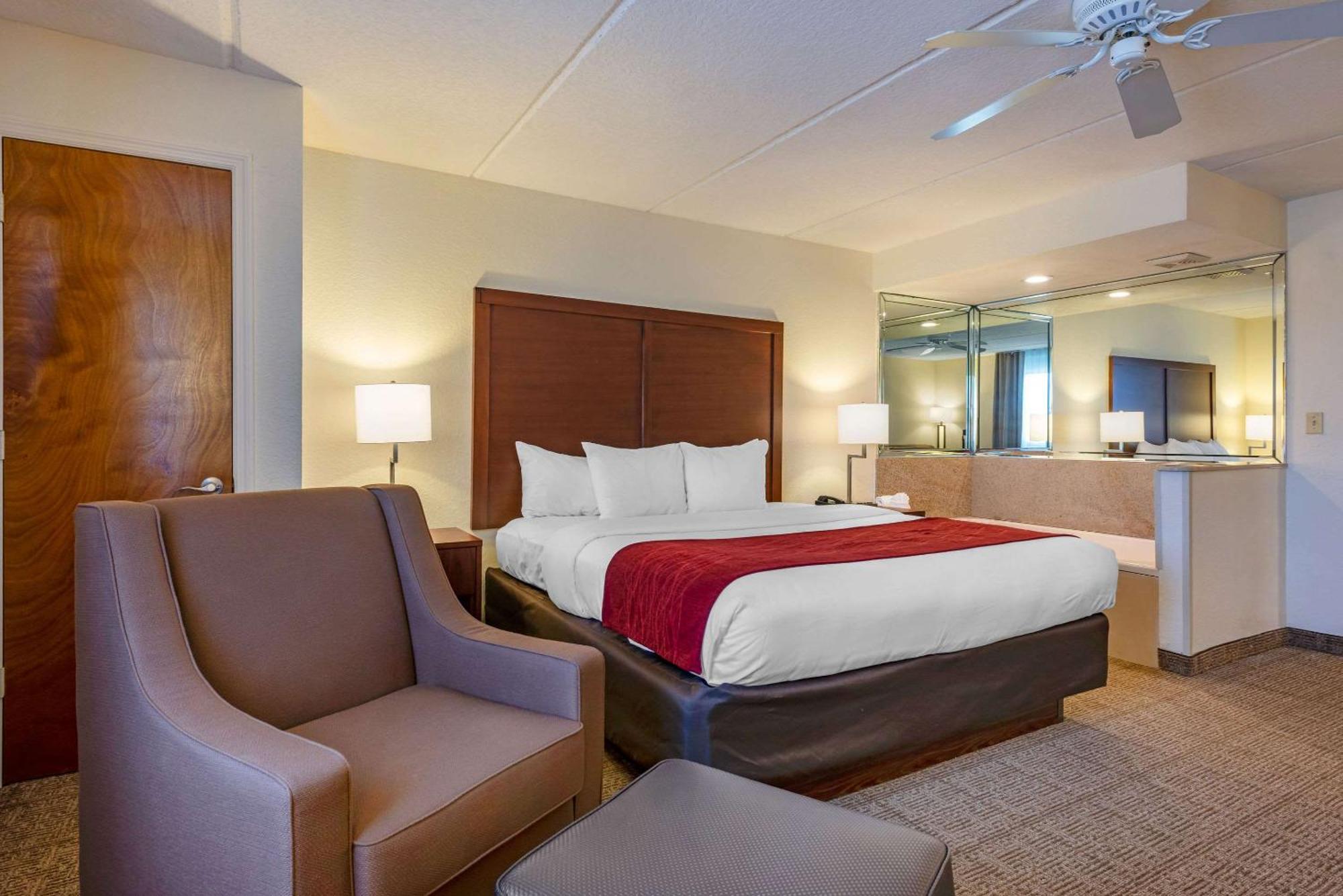King Room with Hot Tub - Non-Smoking