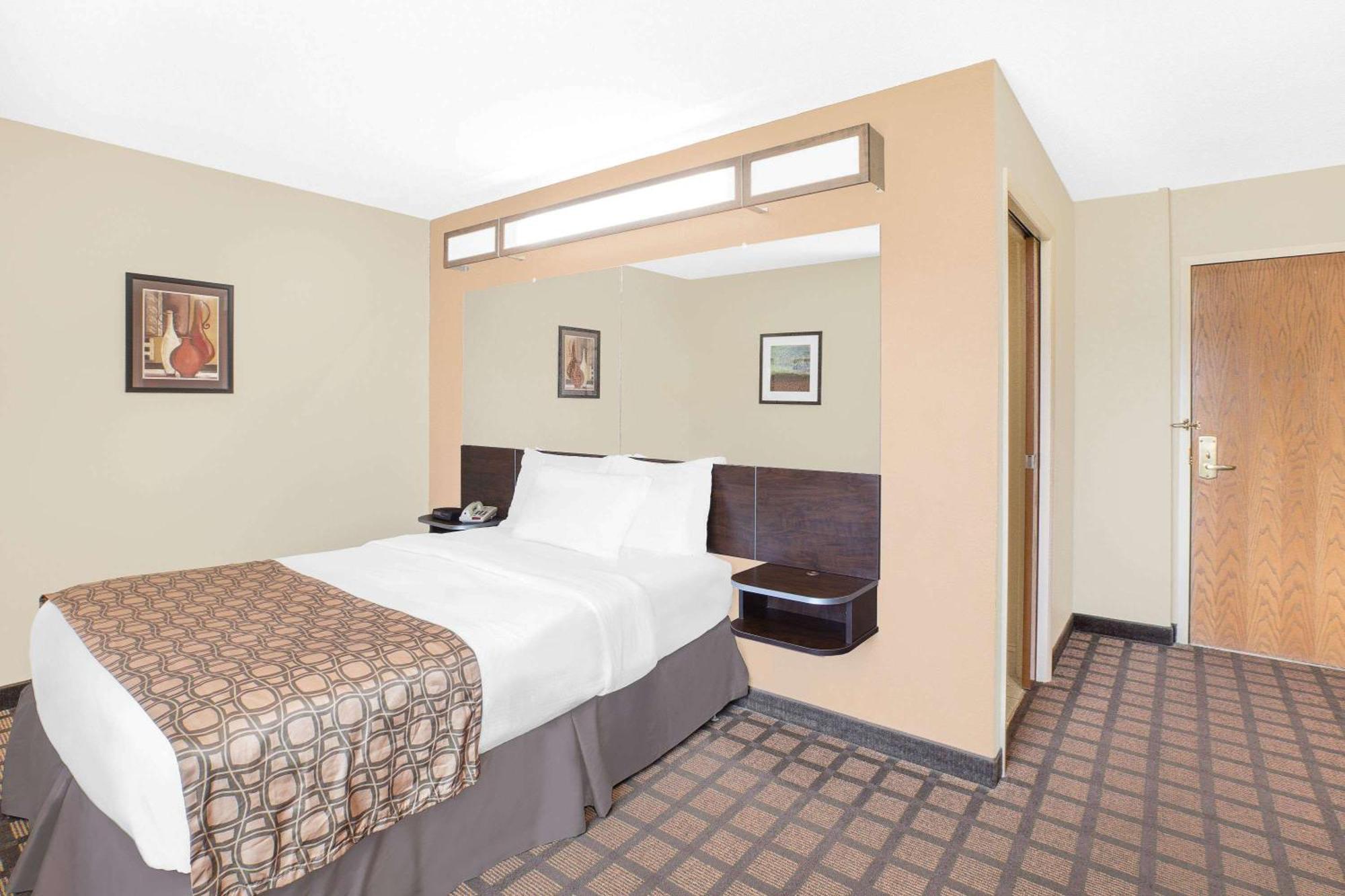 Deluxe Queen Room - Disability Access/Non-Smoking