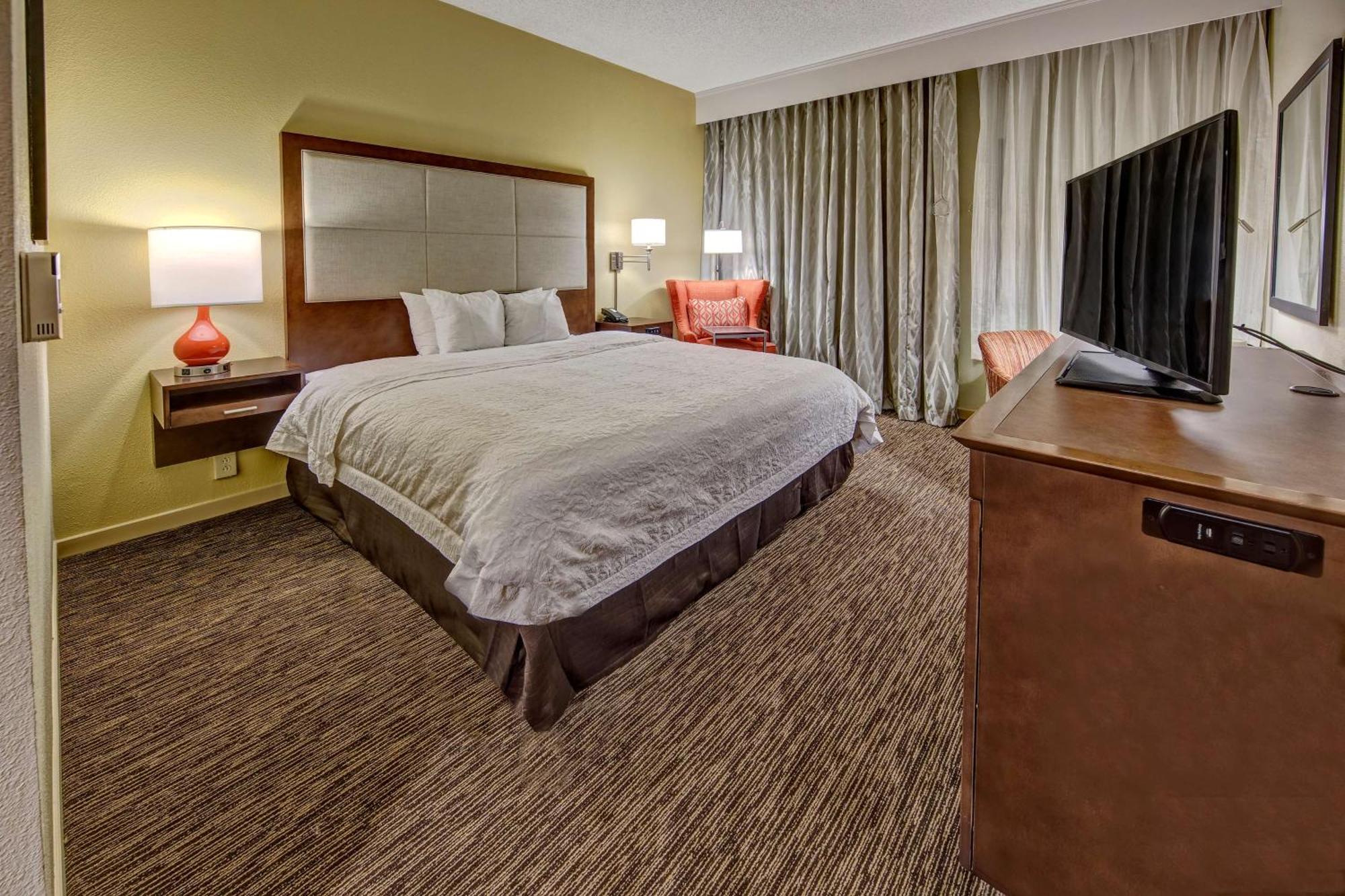 King Room with Accessible Tub - Mobility and Hearing Access/Non-Smoking