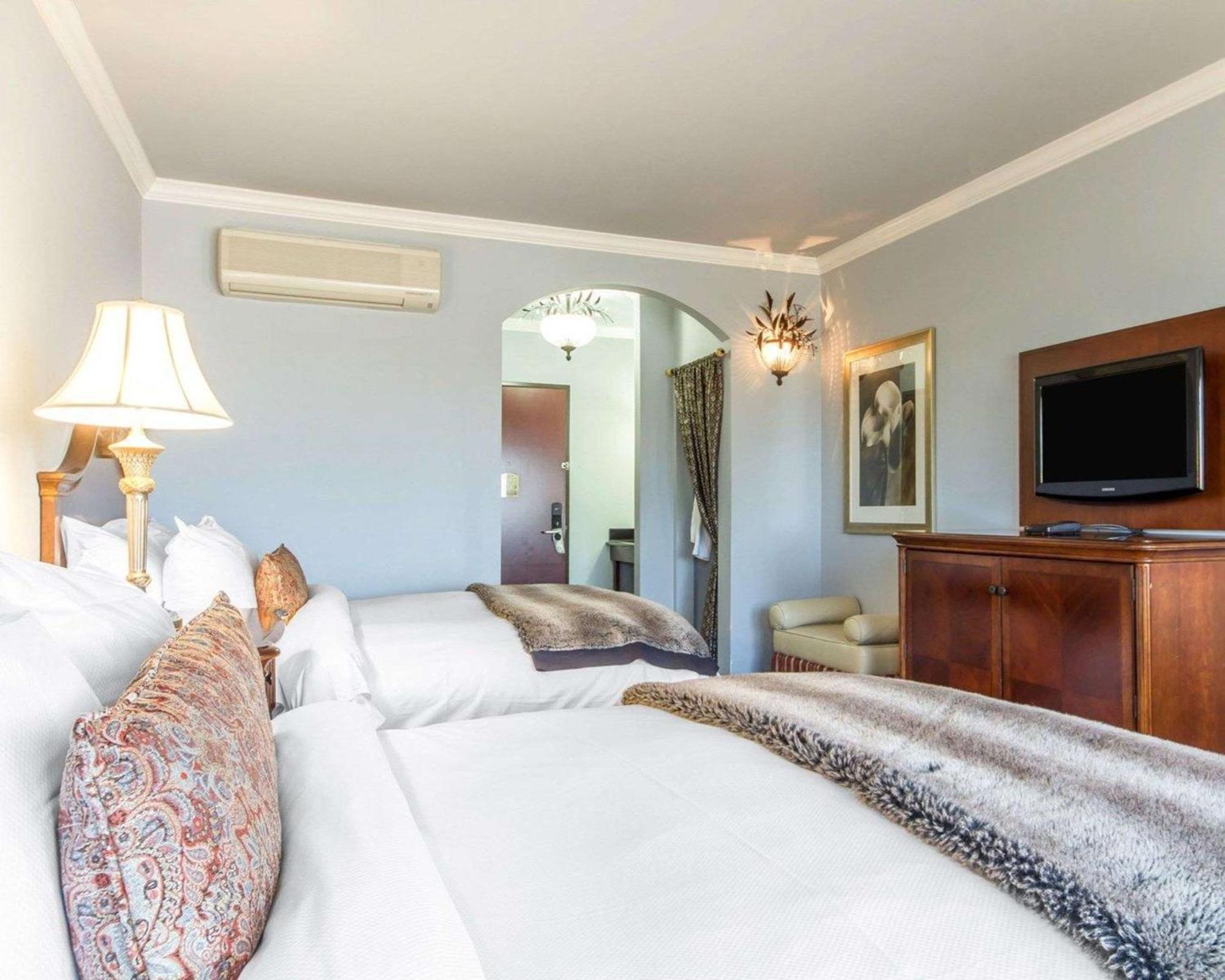 Non-Smoking Queen/Queen Room