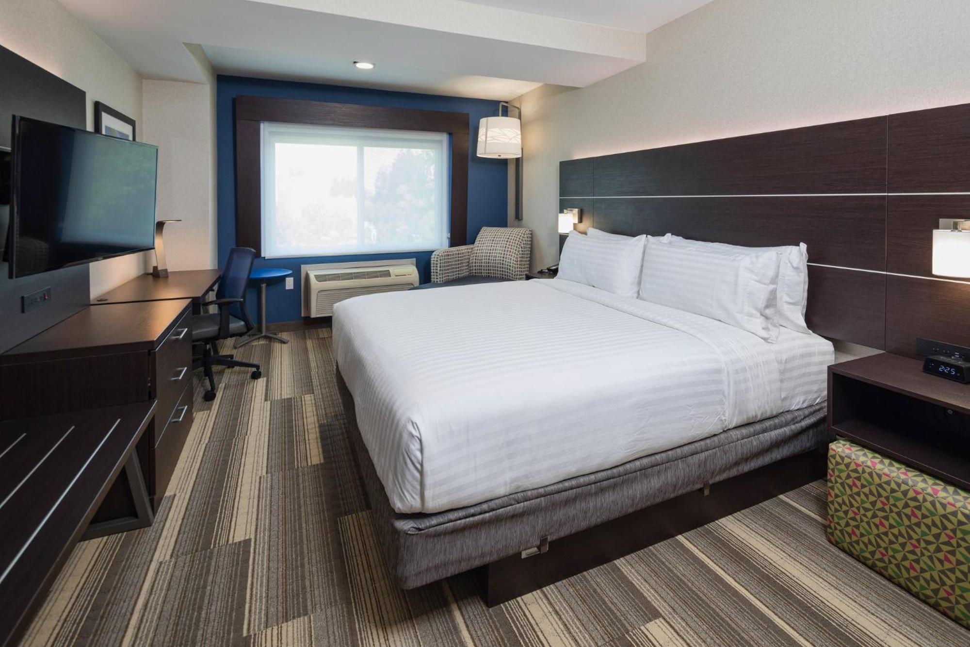 Standard King Room with Roll-in Shower - Mobility Accessible