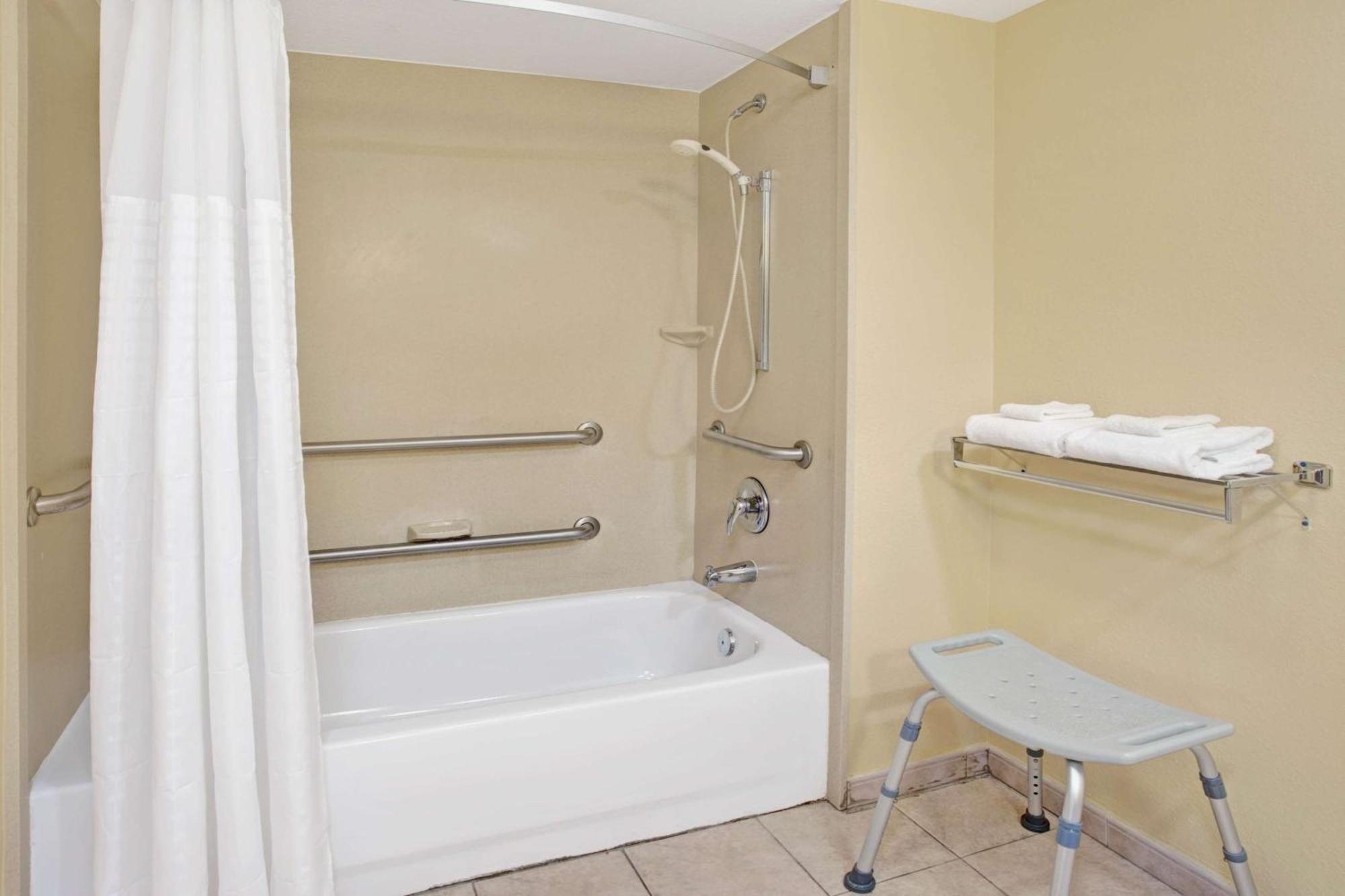 Queen Room with Bath Tub - Mobility/Hearing Access - Non-Smoking