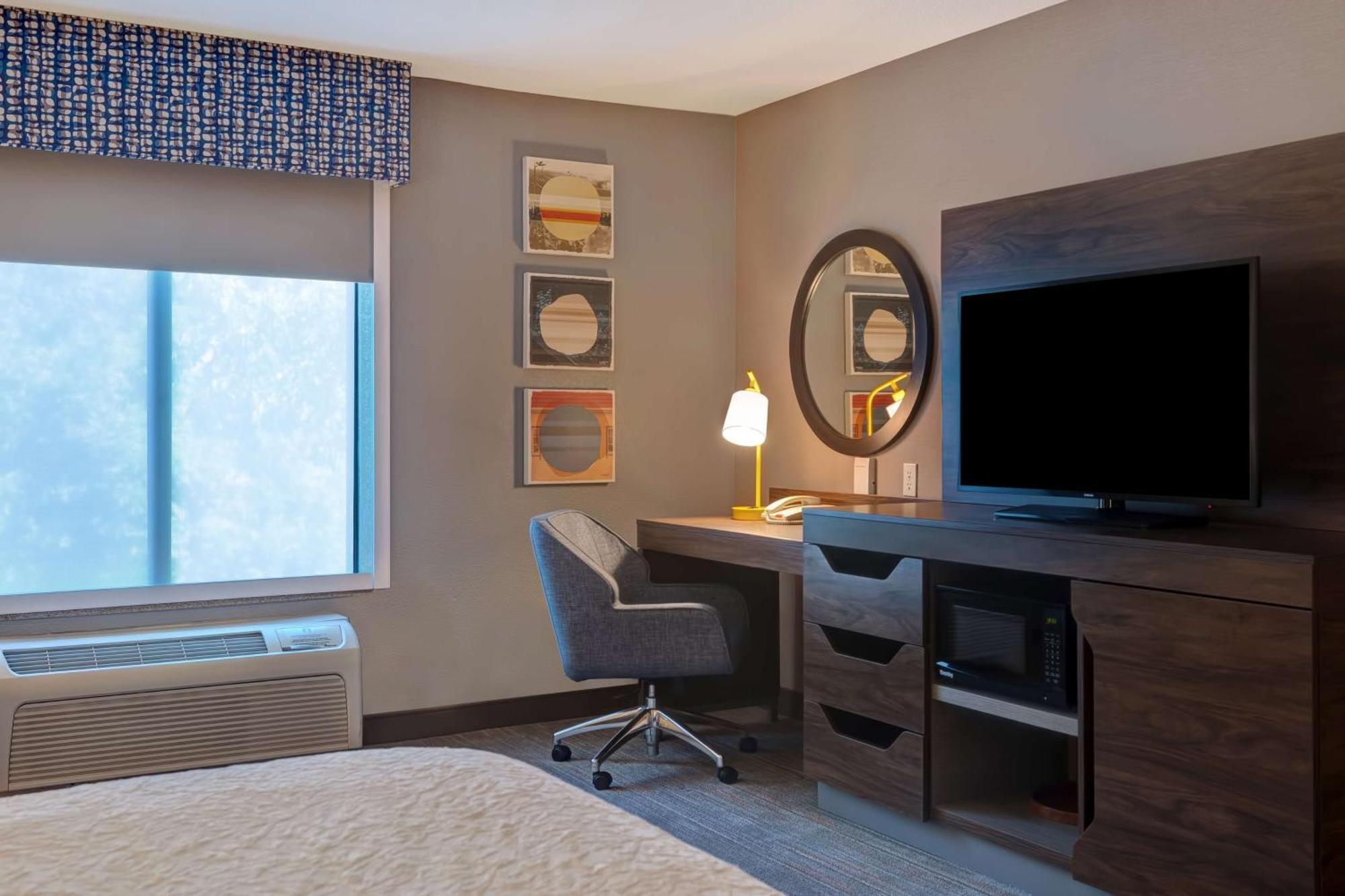 King Room with King Bed - Non-Smoking