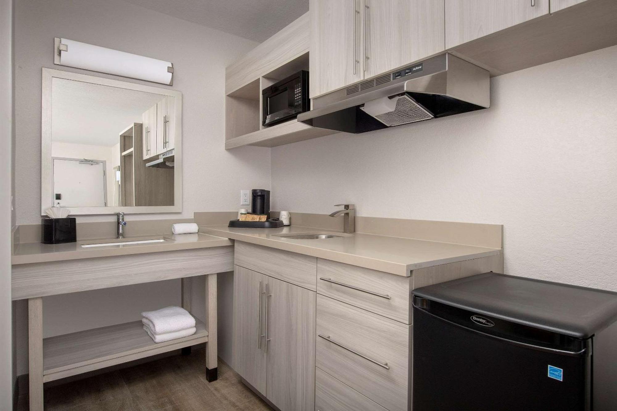 Efficiency Room with Two Double Beds - Non-Smoking