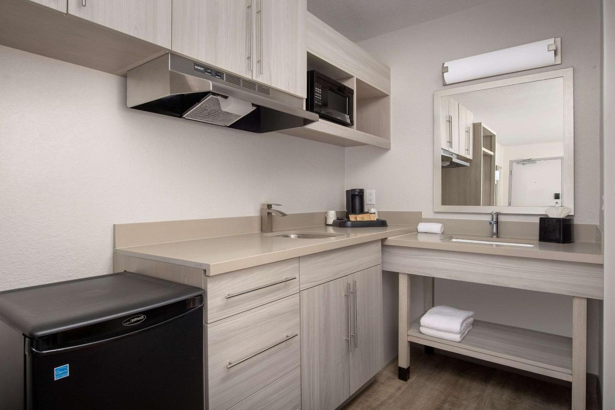 Efficiency Room with King Bed - Non Smoking