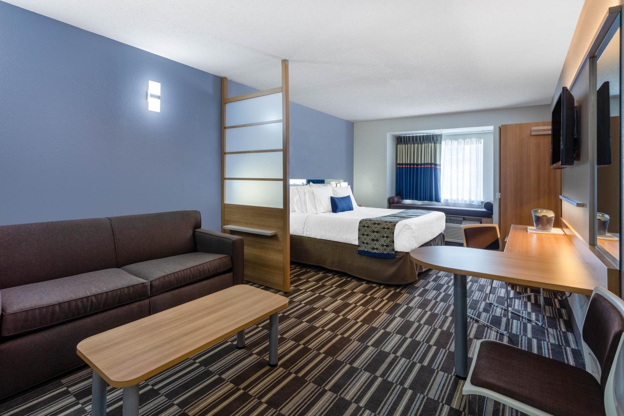 King Suite - Mobility Access/Non-Smoking