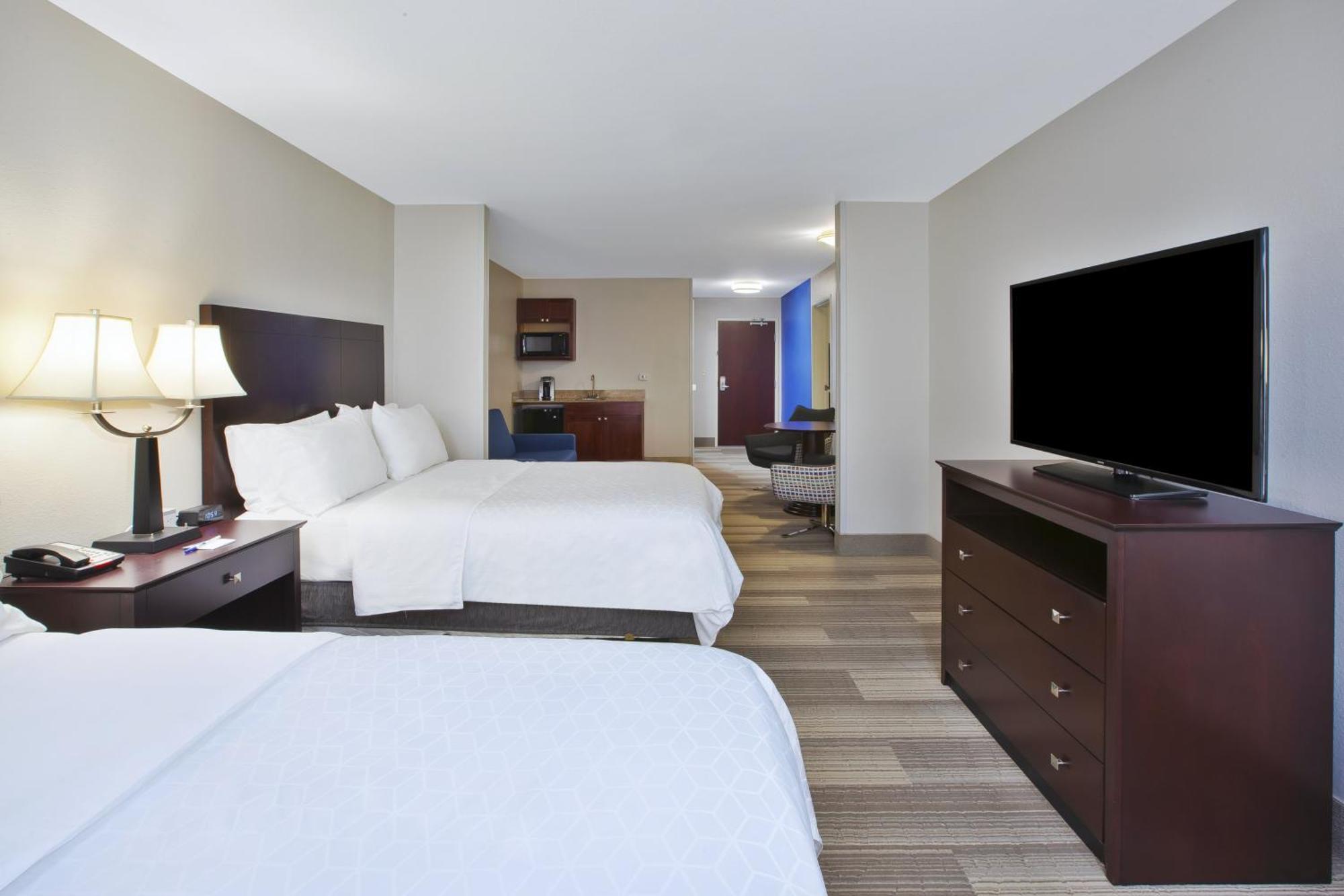 Queen Suite Two Queen Beds Sofa Bed Extra Floor Space