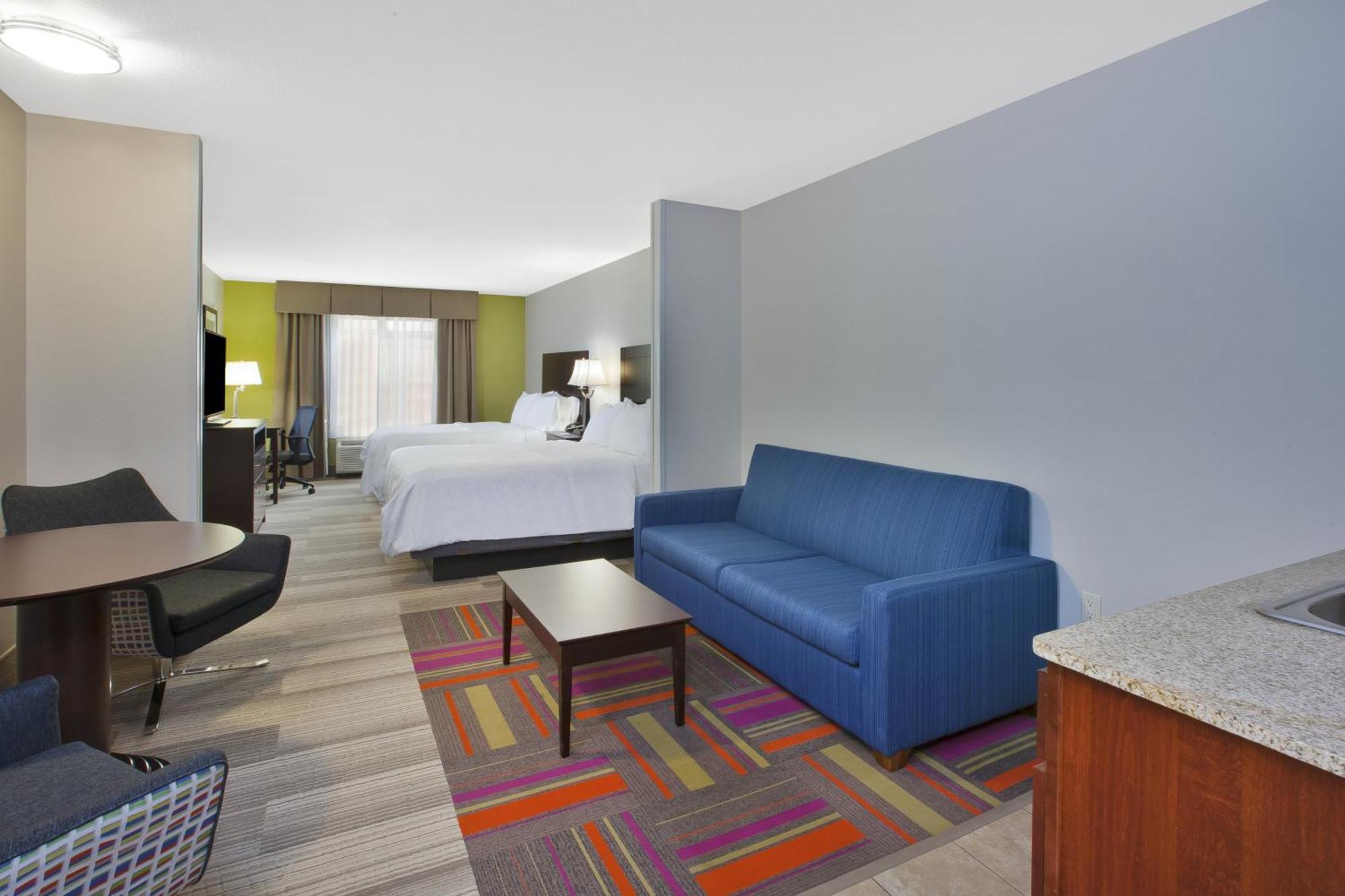 Queen Suite Two Queen Beds Sofa Bed Extra Floor Space