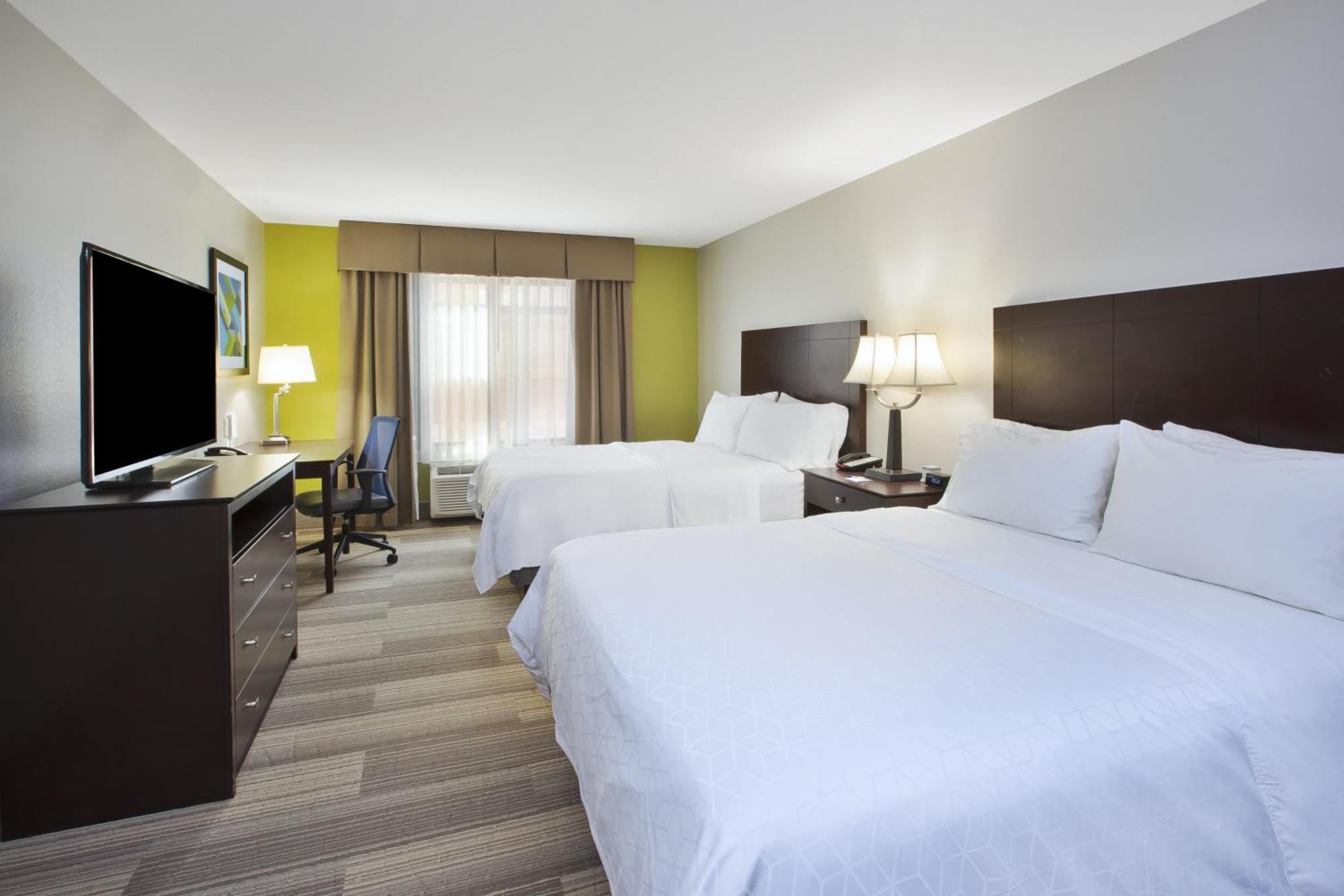 Queen Suite Two Queen Beds Sofa Bed Extra Floor Space