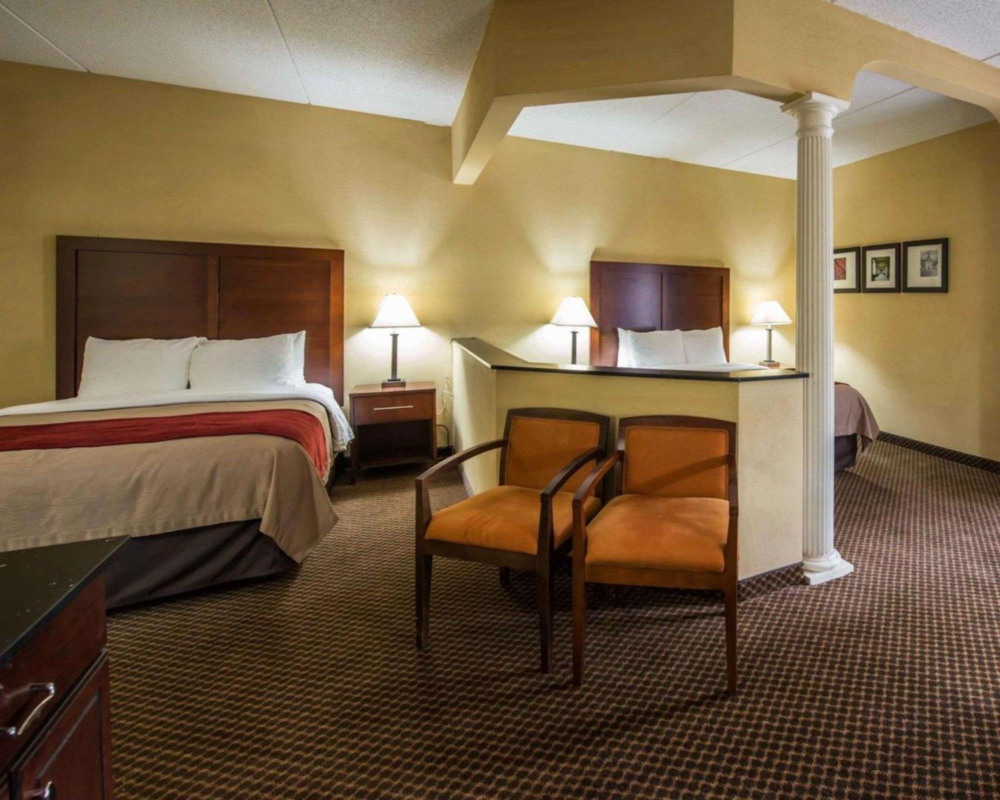 Business Queen Room with  Two Queen Beds and Whirlpool in Bath - Non-Smoking