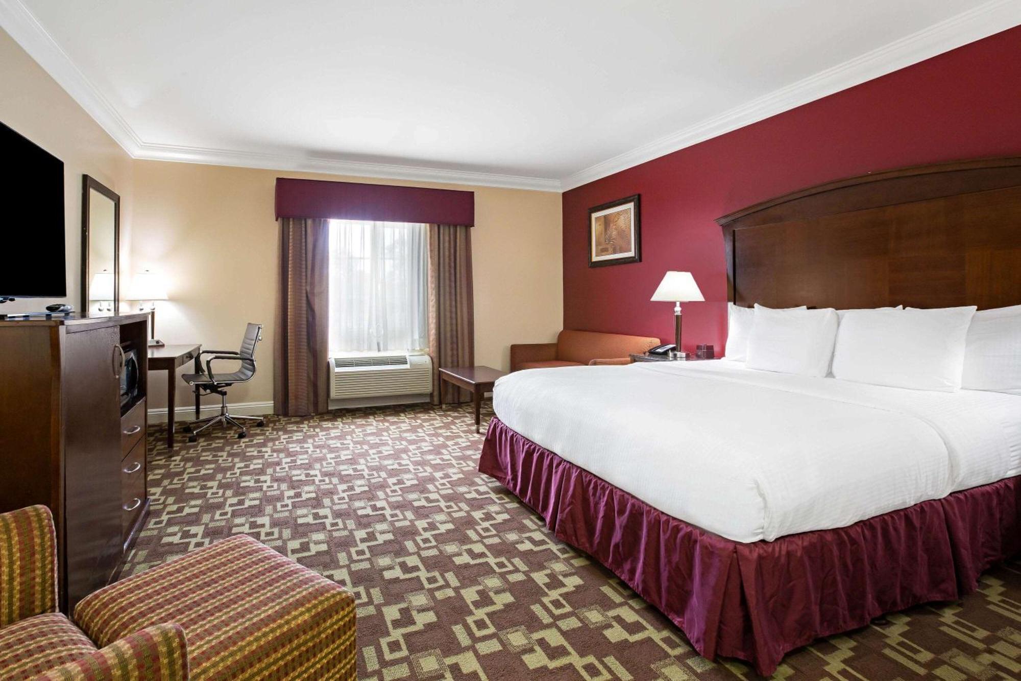 Deluxe King Room with Bath Tub - Mobility/Hearing Accessible - Non-Smoking