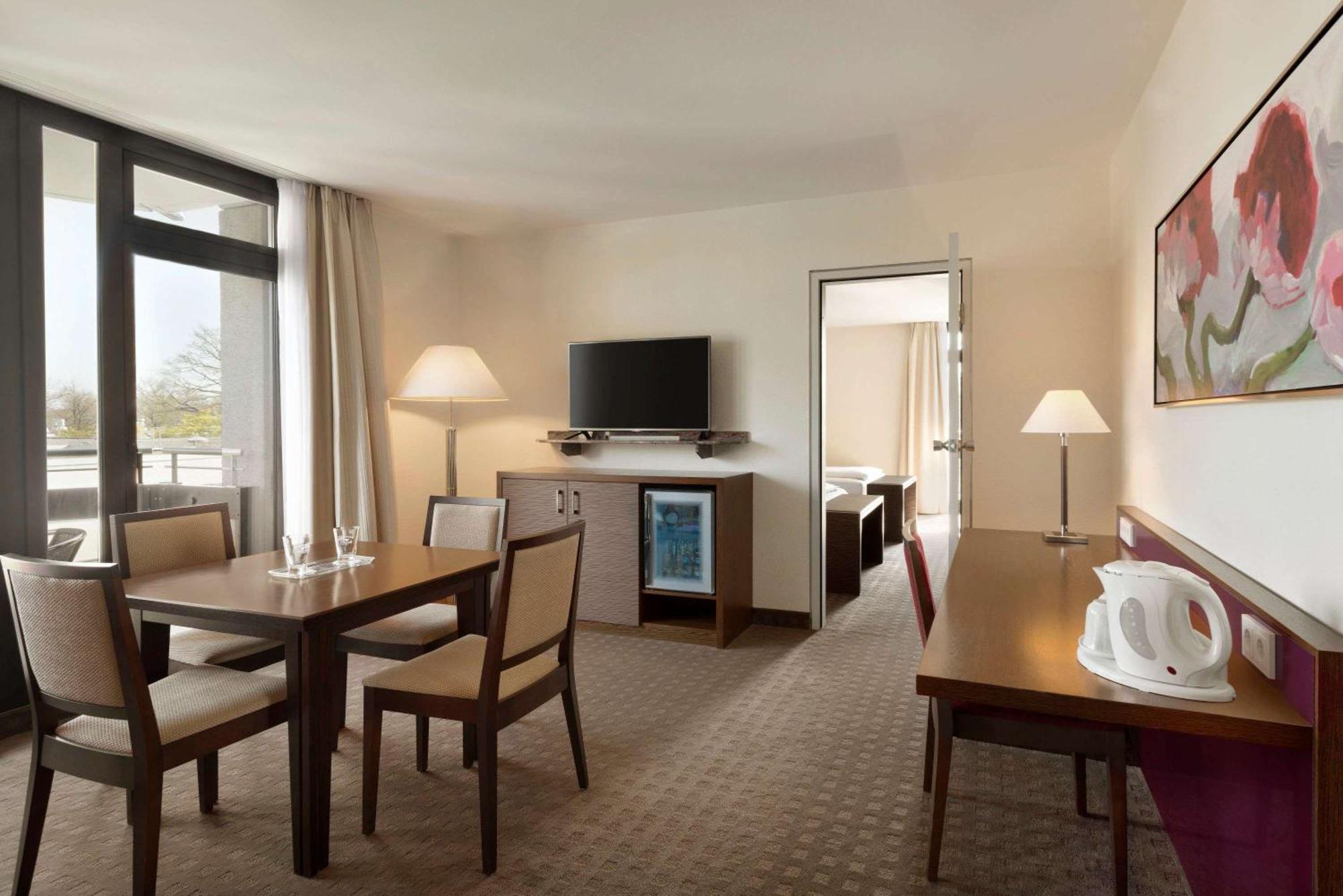 Suite with Two Twin Beds and Sofa Bed - Non-Smoking