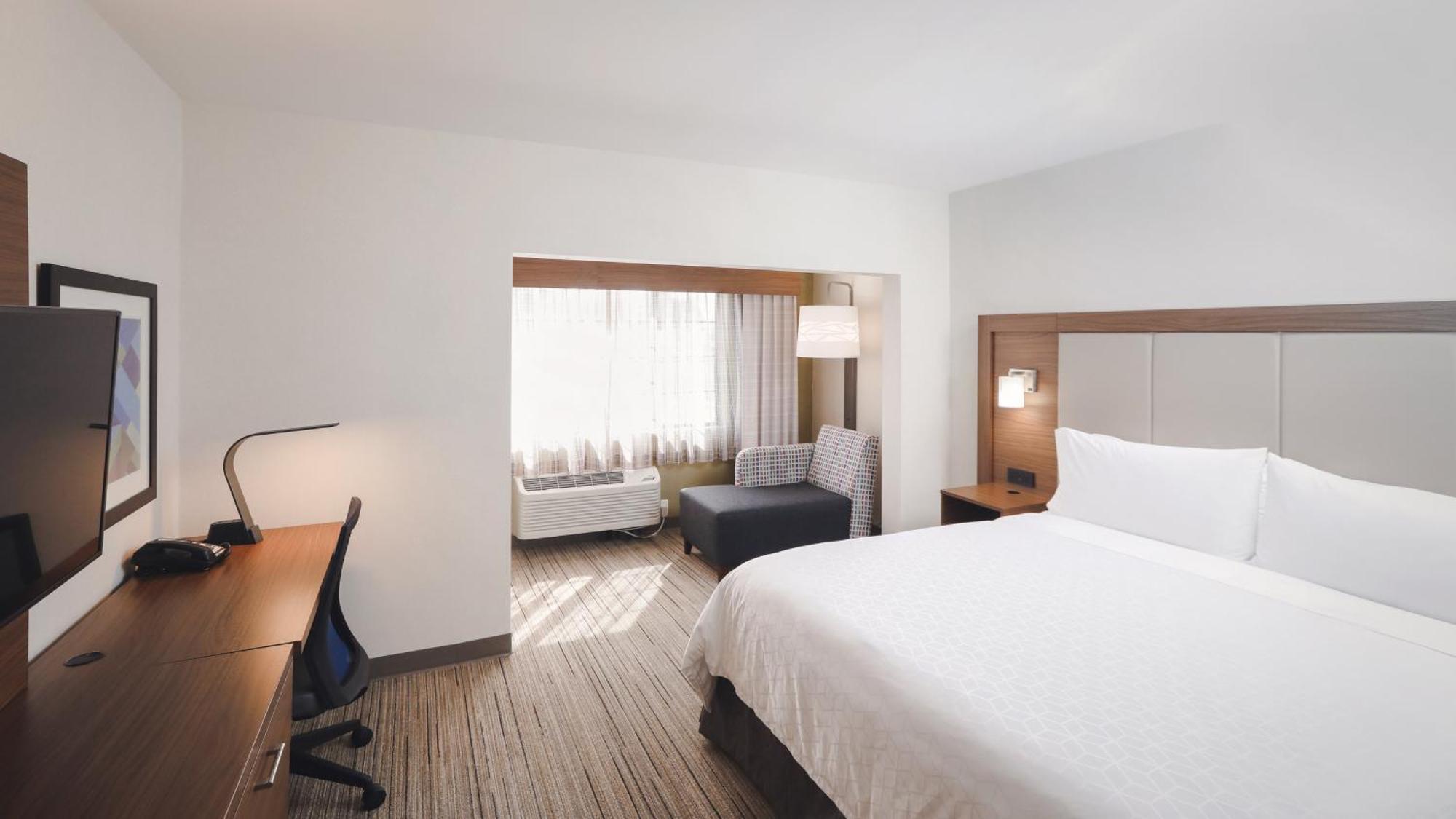 King Room - Mobility Access/Roll in Shower - Non-Smoking