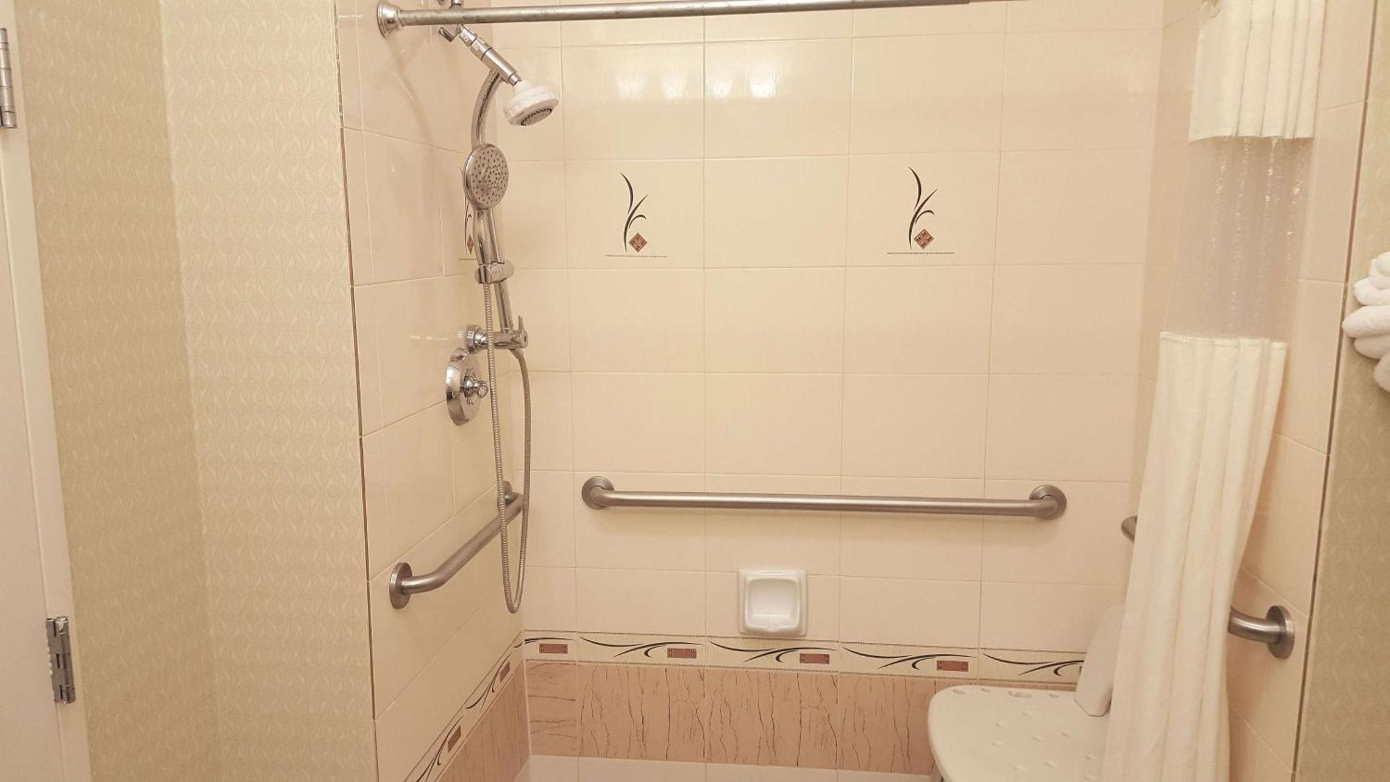 Deluxe King Room - Mobility and Hearing Impaired Access/Non-Smoking
