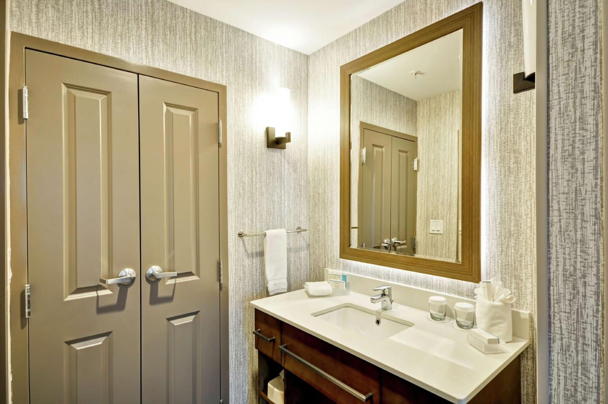 One-Bedroom King Suite - Non-Smoking