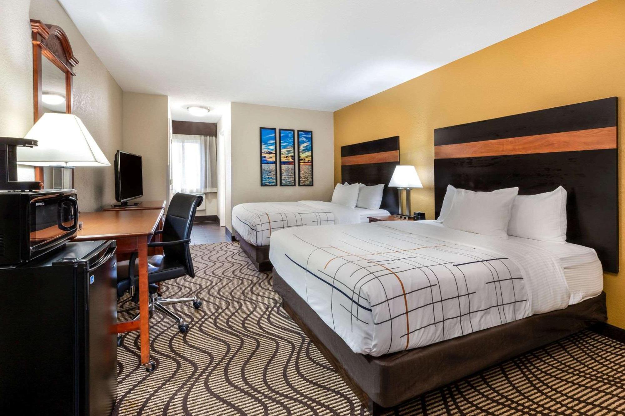 Deluxe Queen Room with Two Queen Beds - Non-Smoking