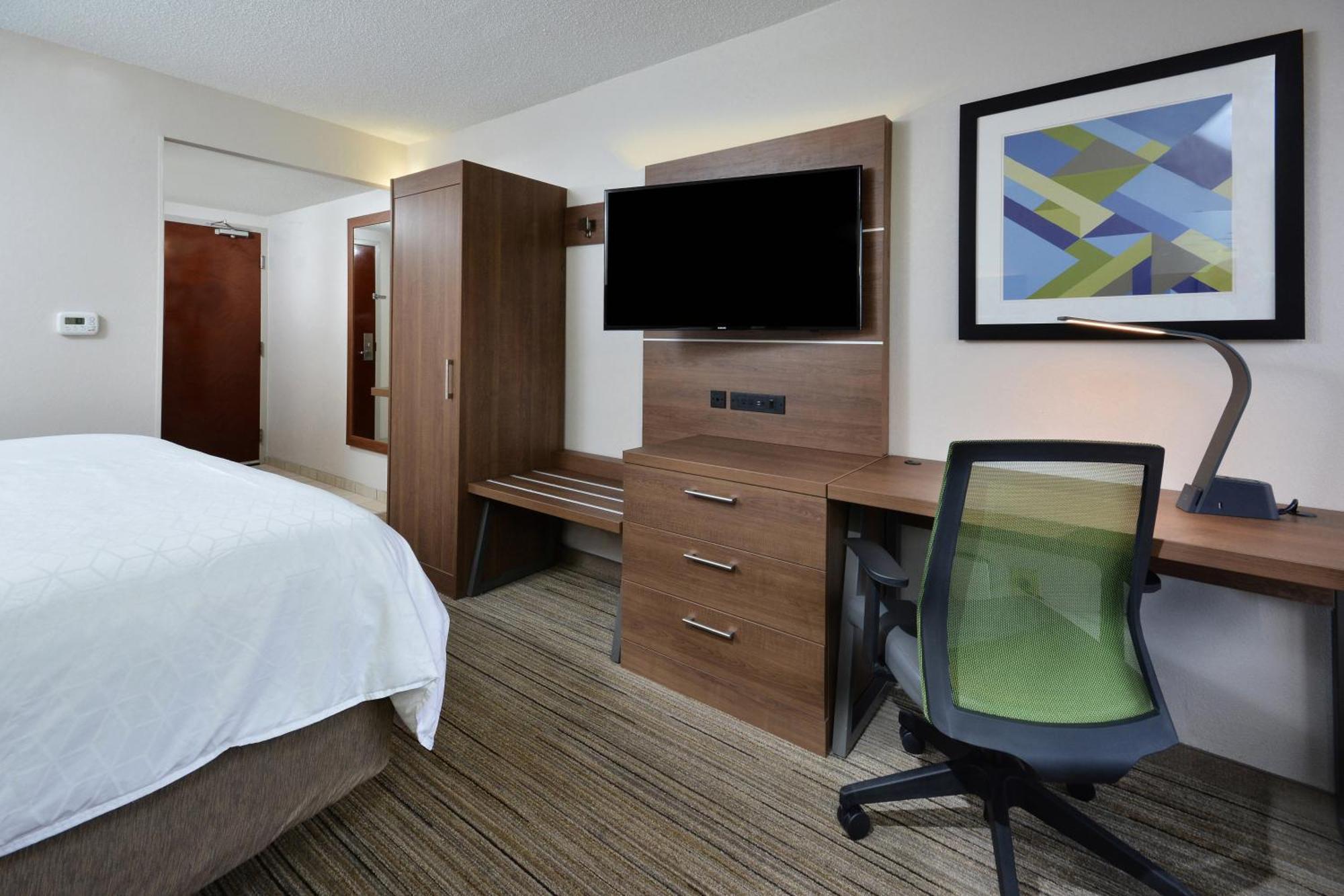 Standard King Room with Mobility Accessible Tub